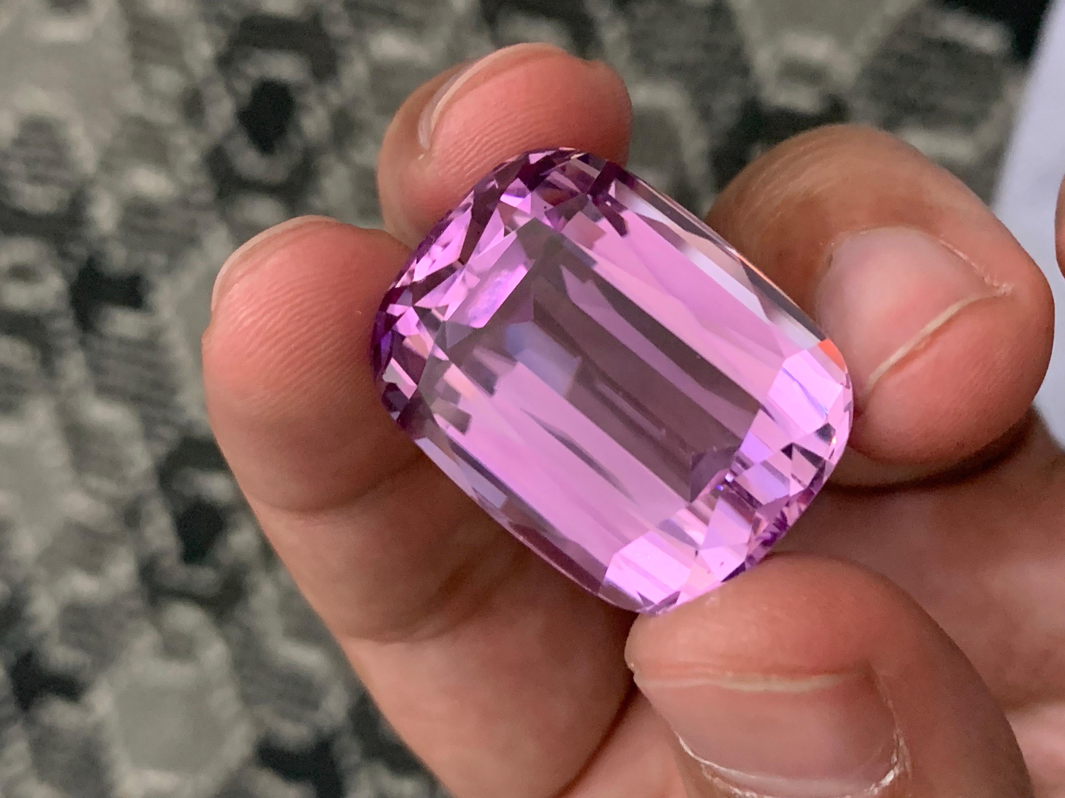 Facettierter Kunzit 
Gewicht: 90,25 Karat
Abmessung: 28x21x17.1 Mm
Herkunft: Kunar Afghanistan 
Die Form: Kissen
Farbe: Rosa
Behandlung: Nicht
Zertifikat: Auf Kundenwunsch

Jedes OHLIGUER-Schmuckstück wird auf Bestellung gefertigt und benötigt drei