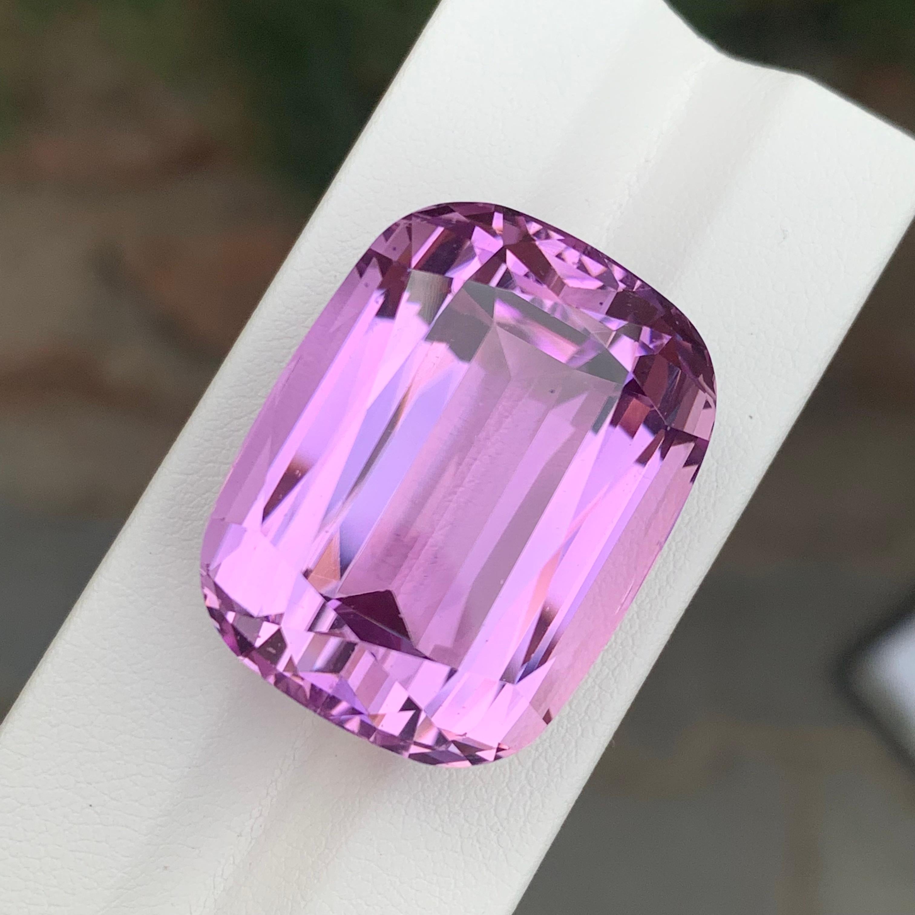 Gigantischer 90,25 Karat natürlicher loser Kunzit Edelstein für Damen oder Herren im Angebot