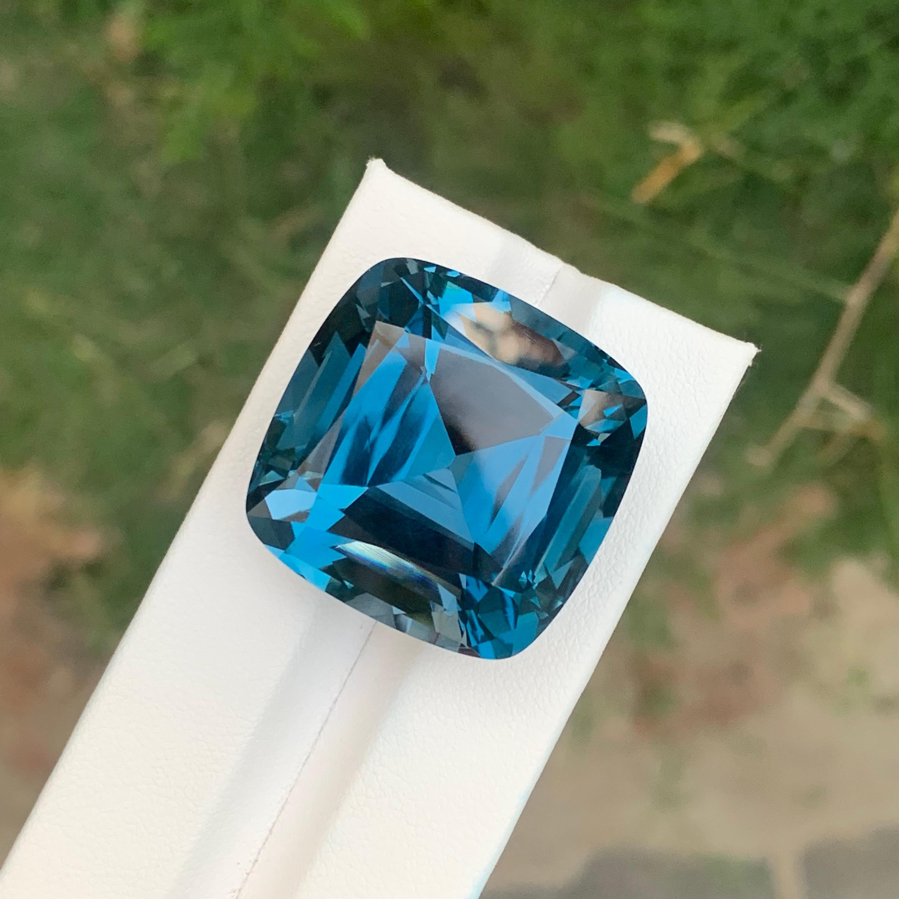 Gigantesque 94.05 Carats Loose London Blue Topaz Natural Gemstone (Topaze bleue de Londres en vrac) en vente 4
