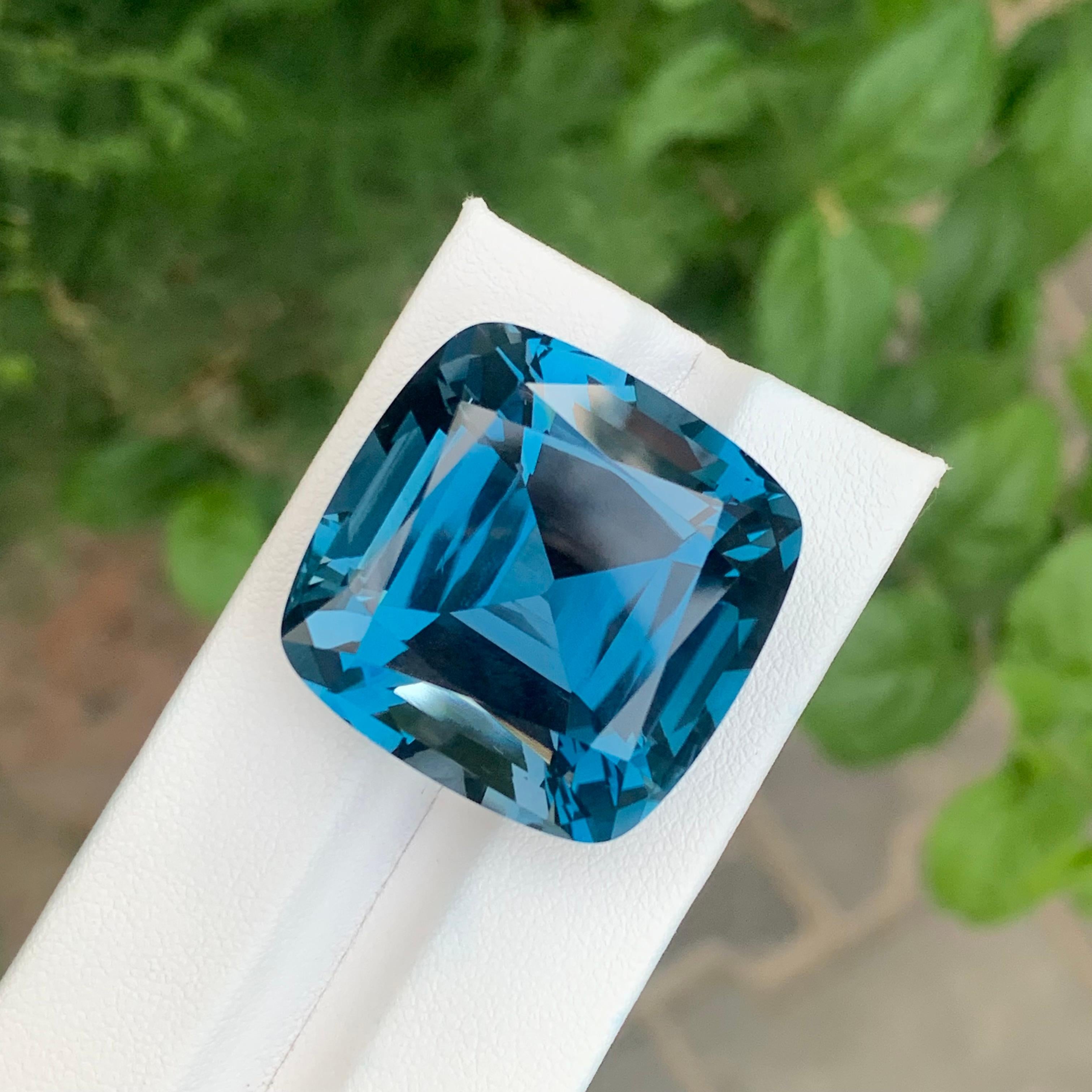 Gigantesque 94.05 Carats Loose London Blue Topaz Natural Gemstone (Topaze bleue de Londres en vrac) en vente 5