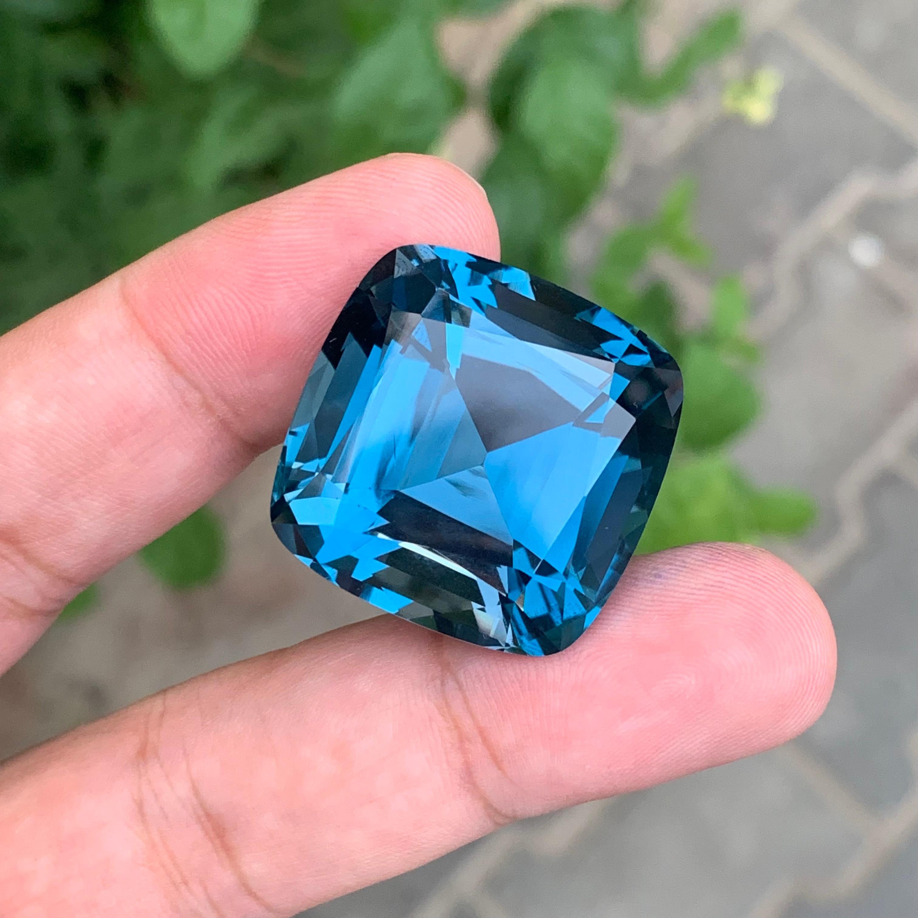 Topaze bleue de Londres facettée

Poids : 94,05 carats
Dimension : 25 x 25 x 17,5 mm
Origine : Brésil
Couleur : Bleu foncé
Forme : Coussin carré
Certificat : Sur demande du client

La topaze bleue de Londres est une variété frappante et très prisée