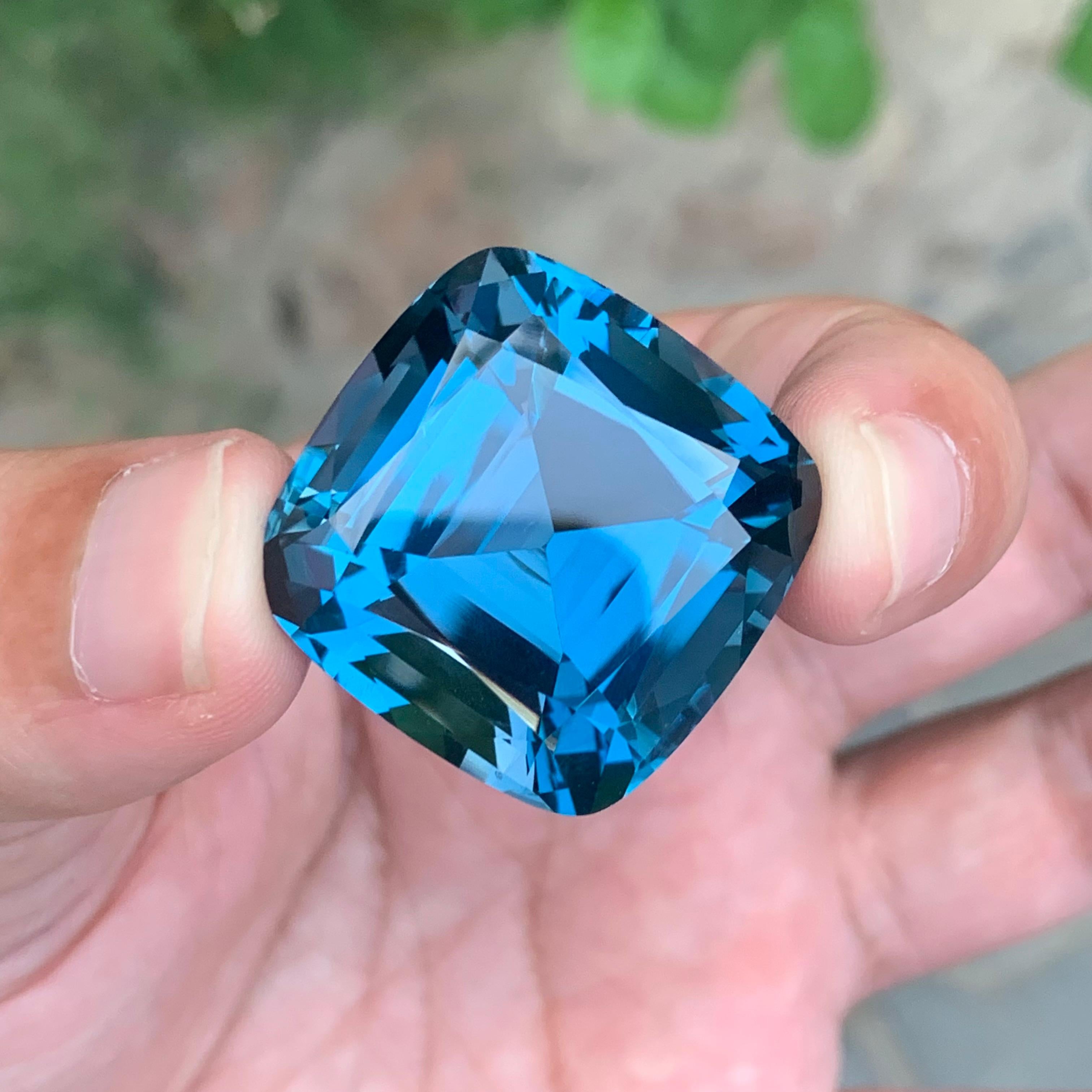 Arts and Crafts Gigantesque 94.05 Carats Loose London Blue Topaz Natural Gemstone (Topaze bleue de Londres en vrac) en vente