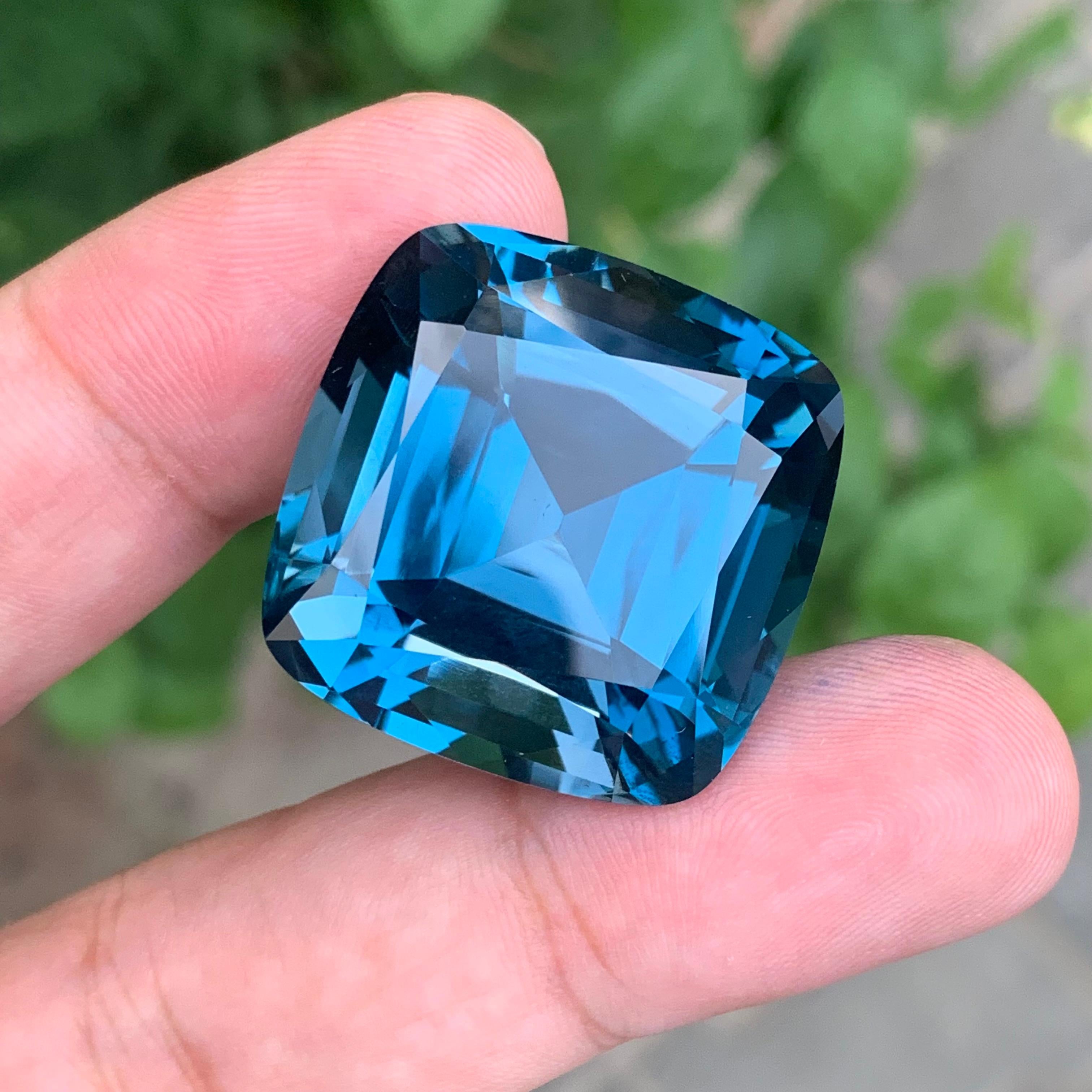Taille coussin Gigantesque 94.05 Carats Loose London Blue Topaz Natural Gemstone (Topaze bleue de Londres en vrac) en vente