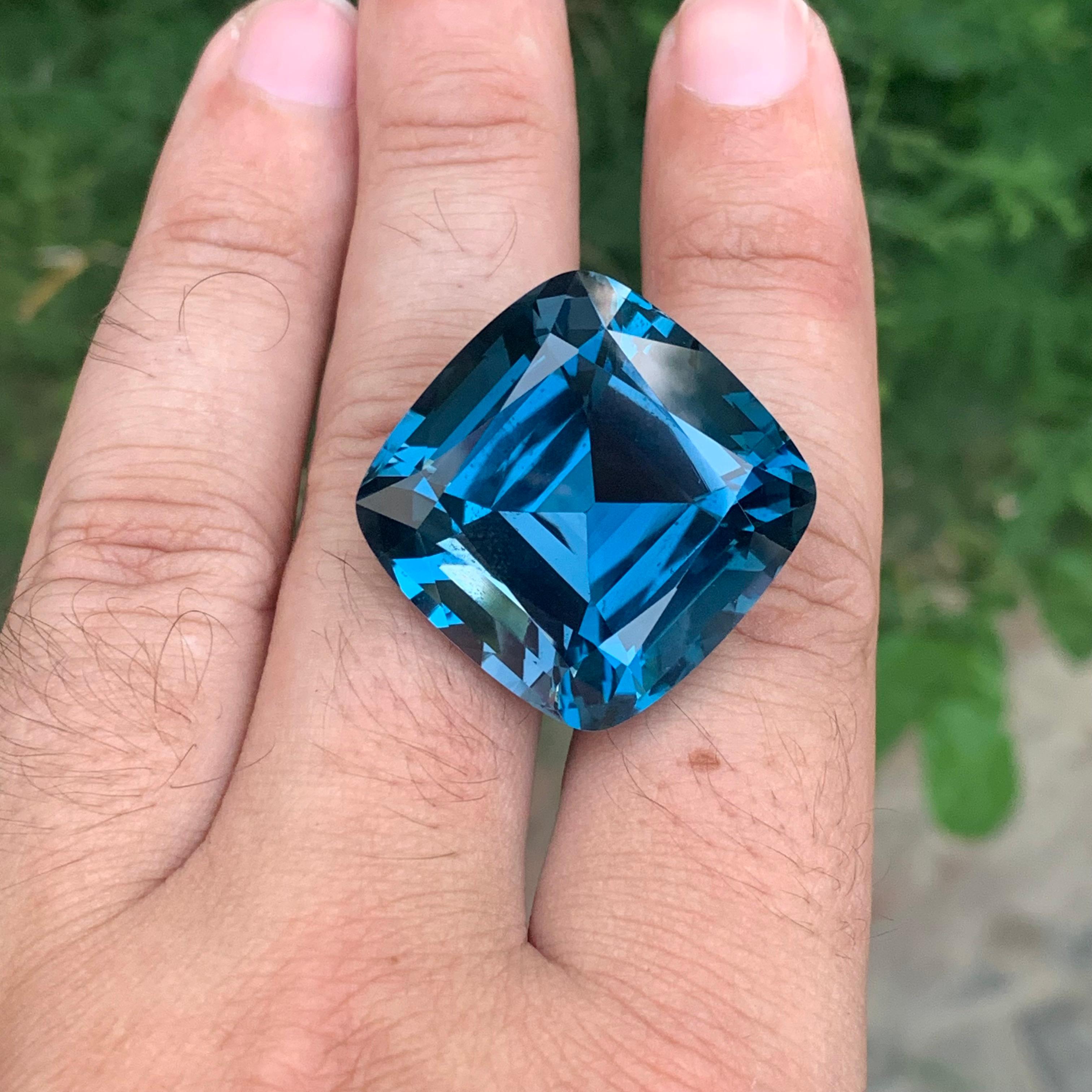 Gigantesque 94.05 Carats Loose London Blue Topaz Natural Gemstone (Topaze bleue de Londres en vrac) Unisexe en vente
