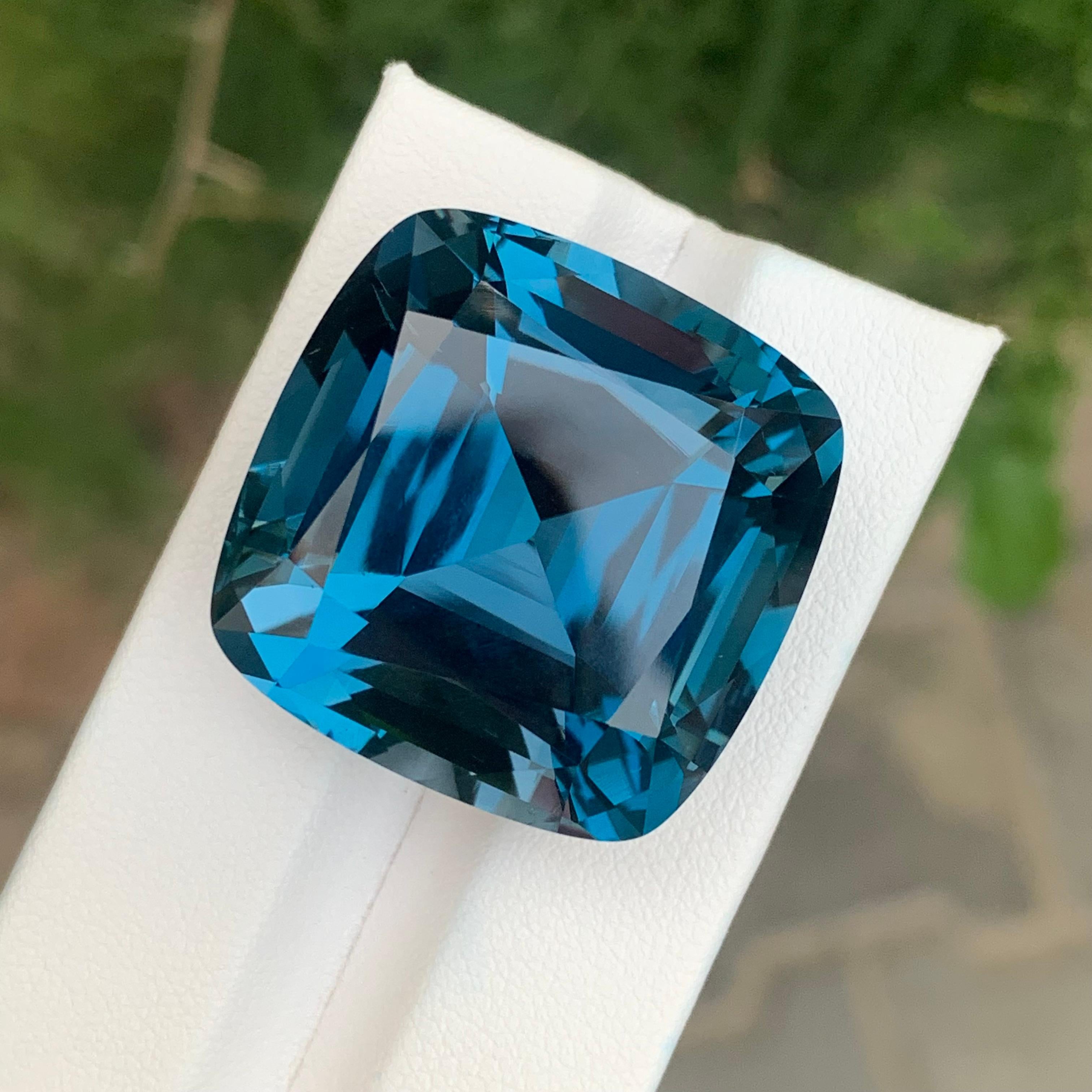 Gigantesque 94.05 Carats Loose London Blue Topaz Natural Gemstone (Topaze bleue de Londres en vrac) en vente 1