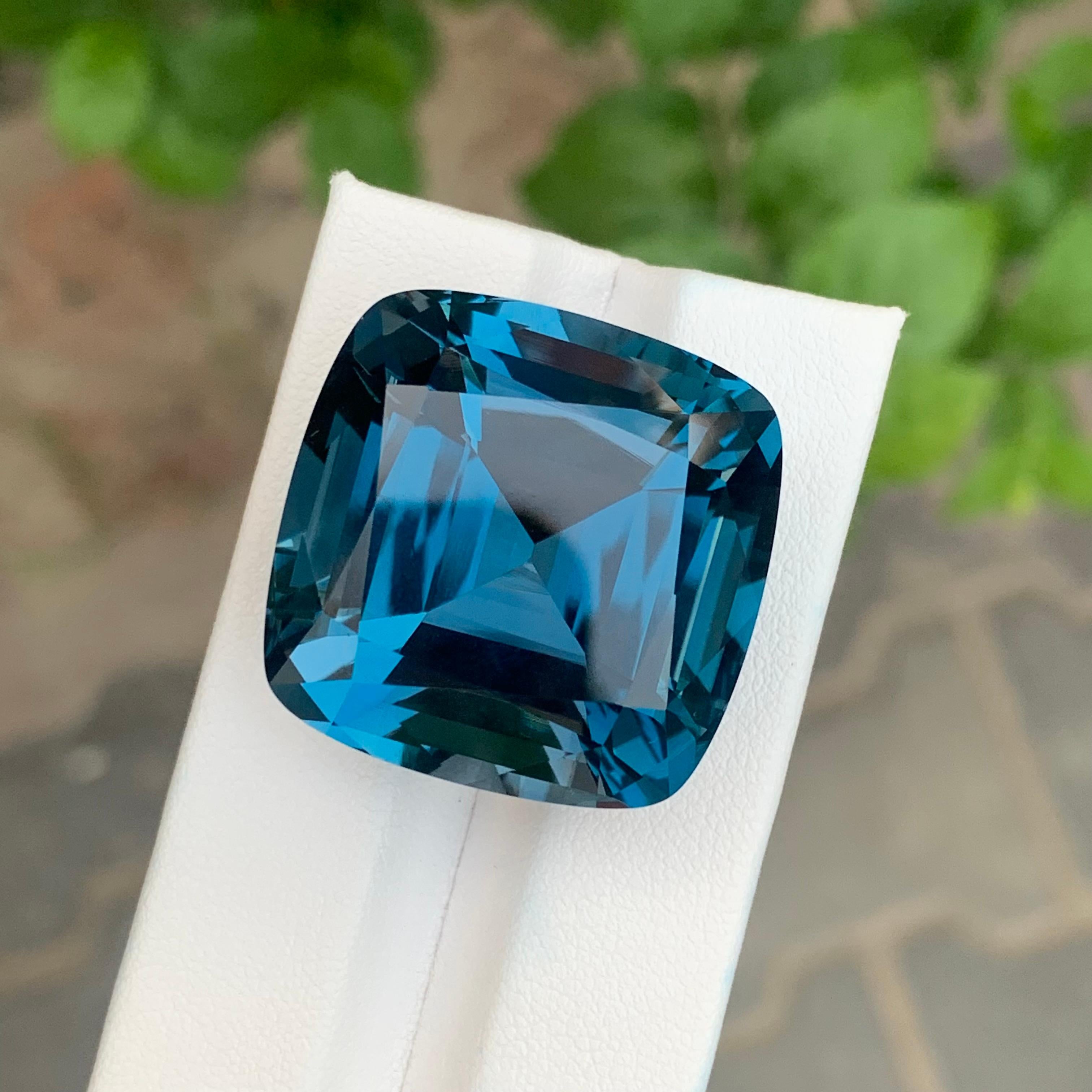 Gigantesque 94.05 Carats Loose London Blue Topaz Natural Gemstone (Topaze bleue de Londres en vrac) en vente 2