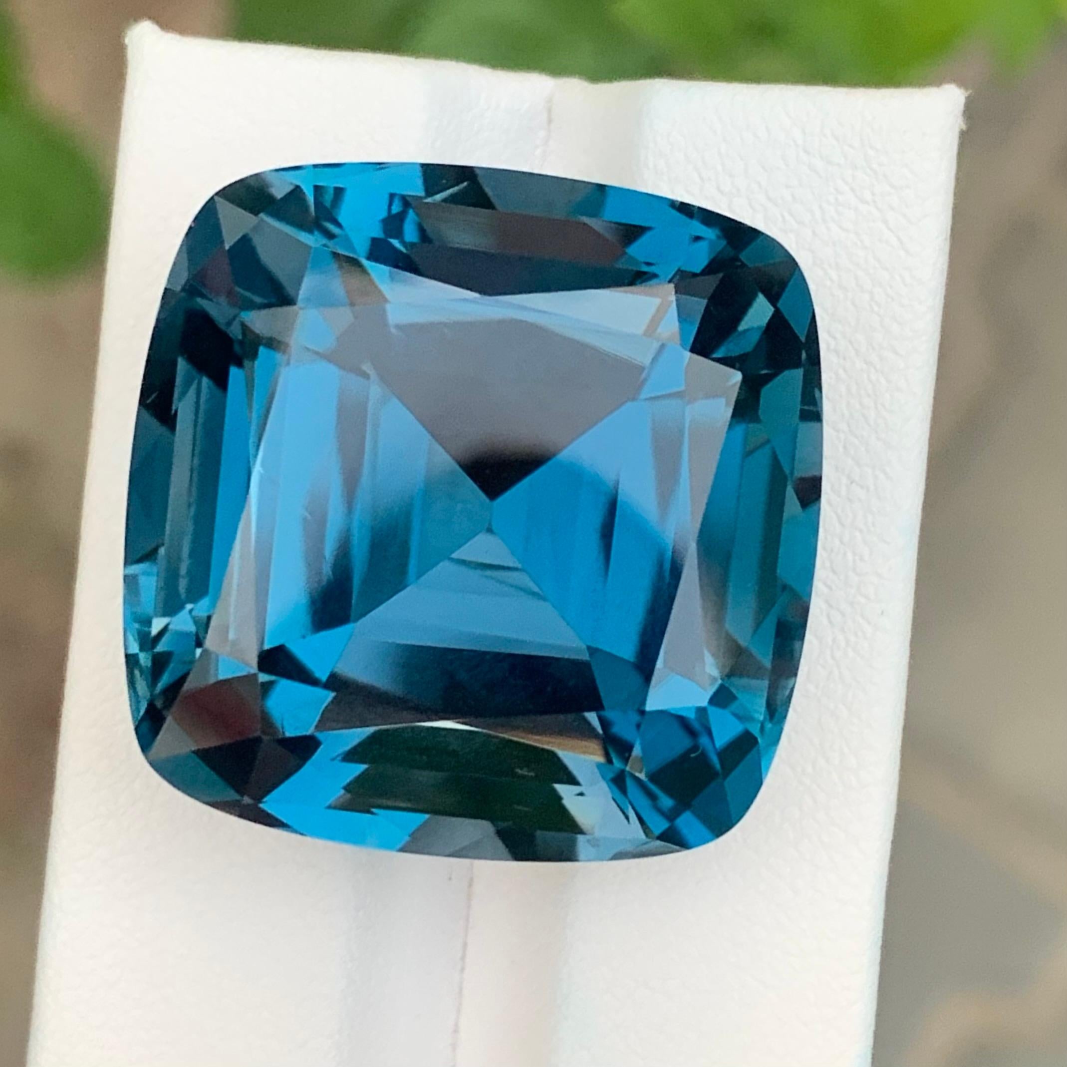 Gigantesque 94.05 Carats Loose London Blue Topaz Natural Gemstone (Topaze bleue de Londres en vrac) en vente 3