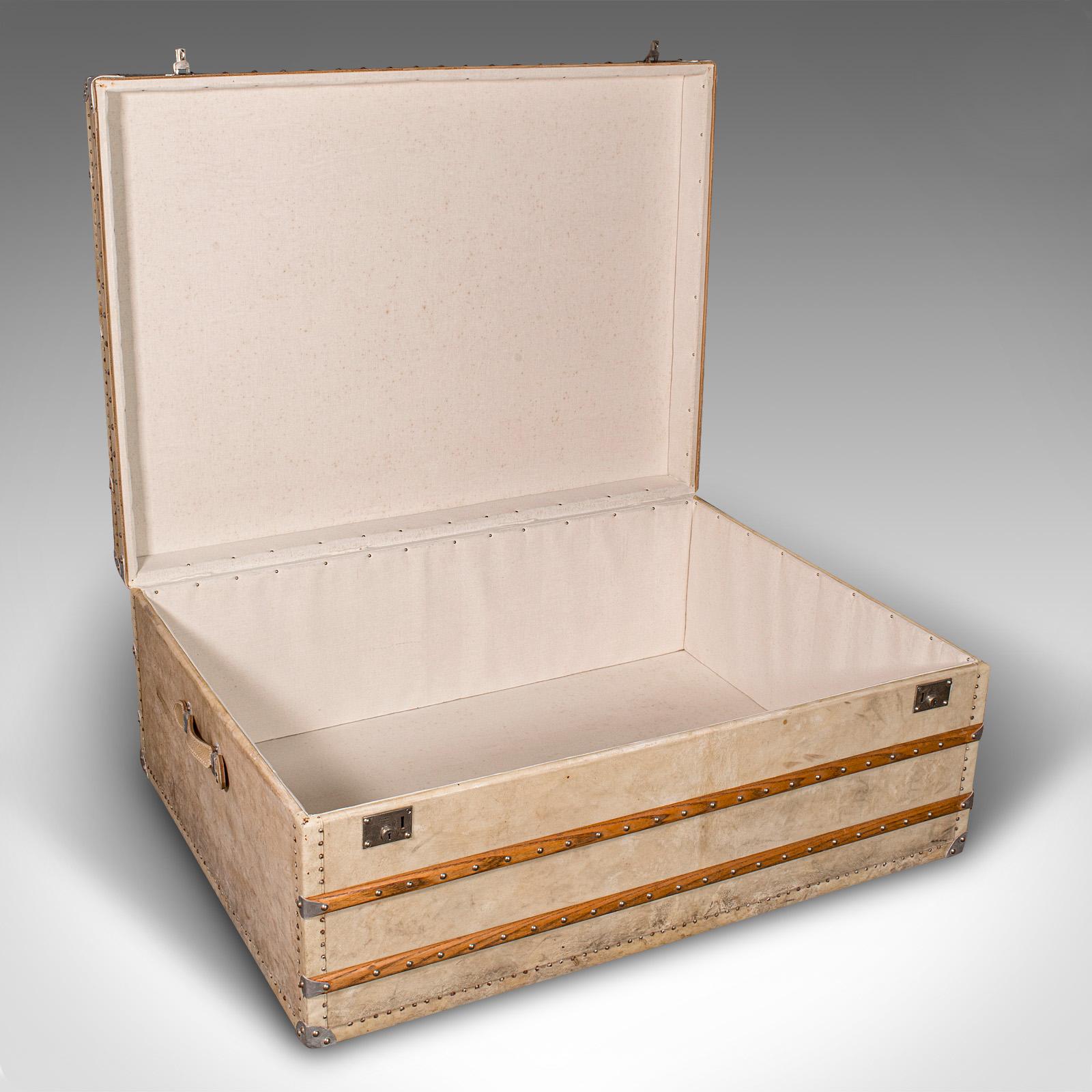 
Dies ist die riesige Vitrine eines Antiquitätengeschäfts. Ein englischer, in Vellum und Eiche gebundener dekorativer Stamm oder Couchtisch aus dem frühen 20. Jahrhundert, um 1920.

Ungewöhnliches Exemplar mit sehr großen Abmessungen von 4' x 3' -
