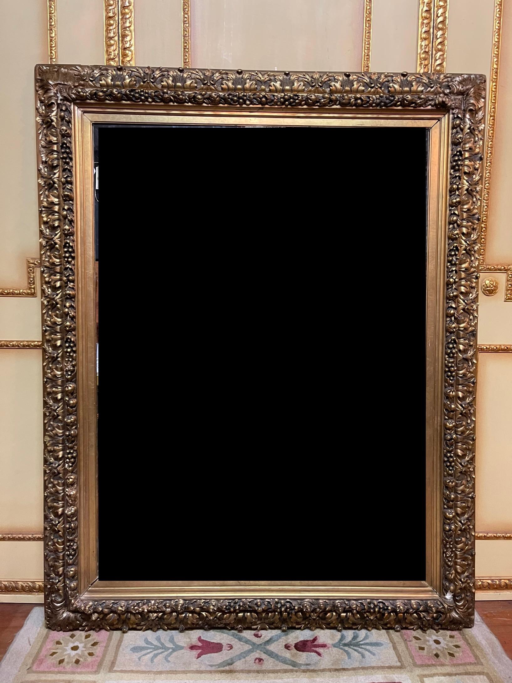 Miroir mural ancien géant, or, datant d'environ 1860.

Cadre en bois impressionnant et massif, avec travail de stuc, doré. Le miroir peut également être accroché en largeur.