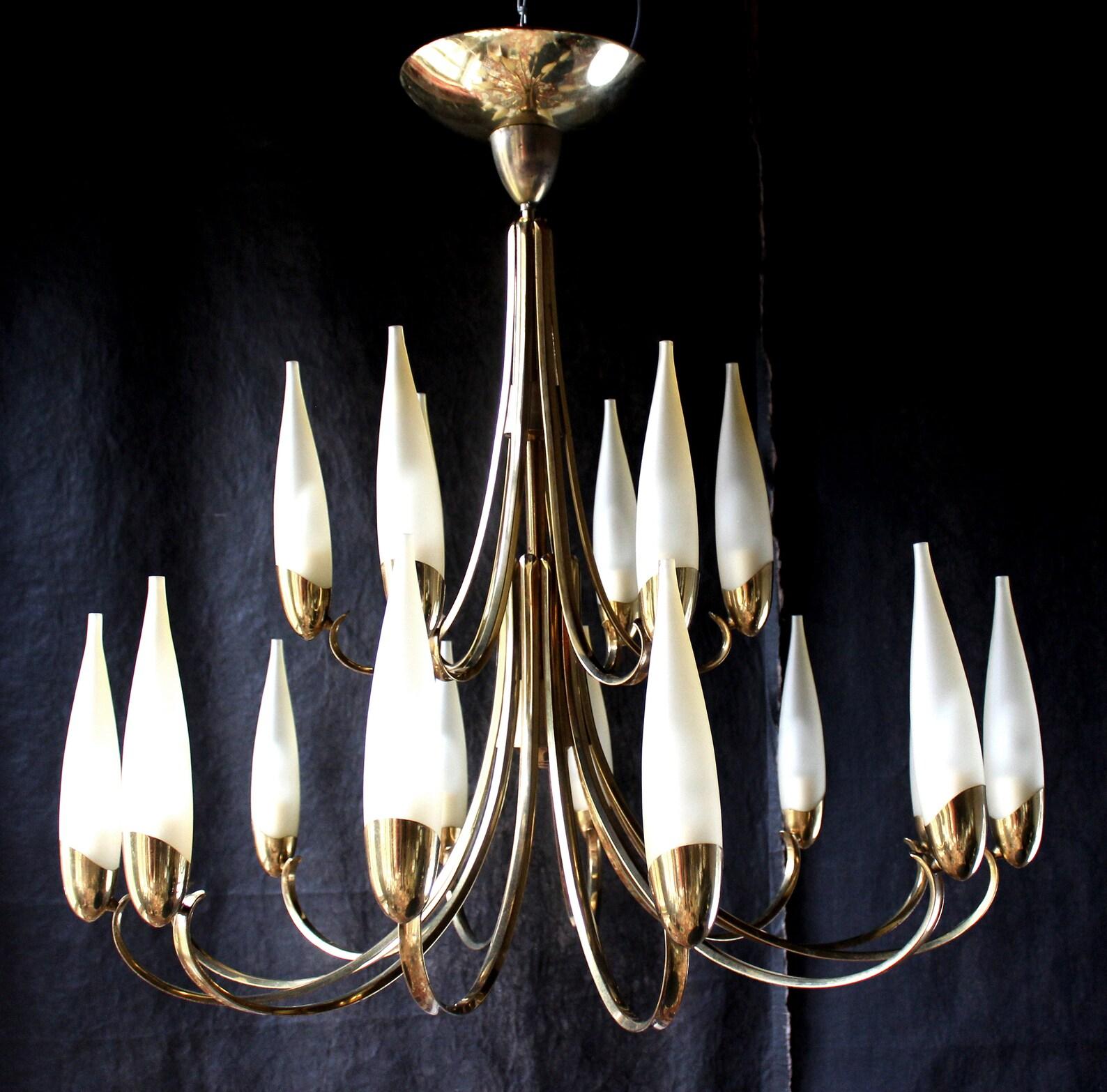18 Lights great Italian palace chandelier - 1956- STILNOVO

Polished brass & frosted pearl glass blossoms
Diameter 37,5