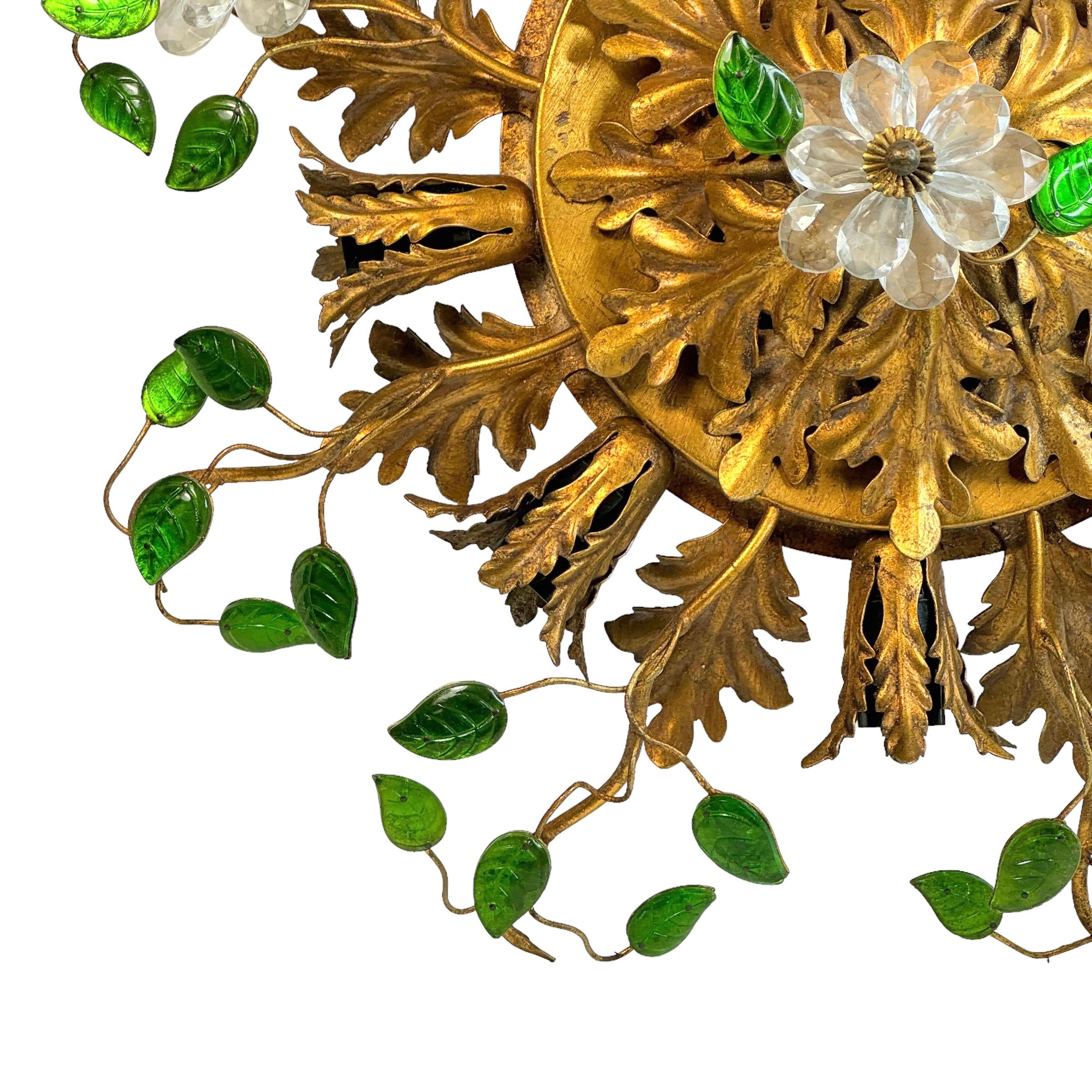 Aggiungi un tocco di opulenza alla tua casa con questa affascinante lampada da incasso. Perfetto design dorato a foglie d'acanto con fiori in vetro di Murano trasparente e foglie in vetro di Murano verde su steli dorati, per valorizzare qualsiasi