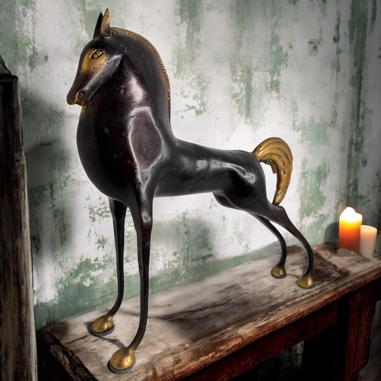 Es handelt sich um eine bronzierte, plattierte Metallskulptur im Stil der antiken Statuen und Figuren der Etrusker. Es ist ein wunderschönes Einrichtungsstück, ein unglaublich stilisiertes Pferd und hat eine Patina. Wahrscheinlich in Italien