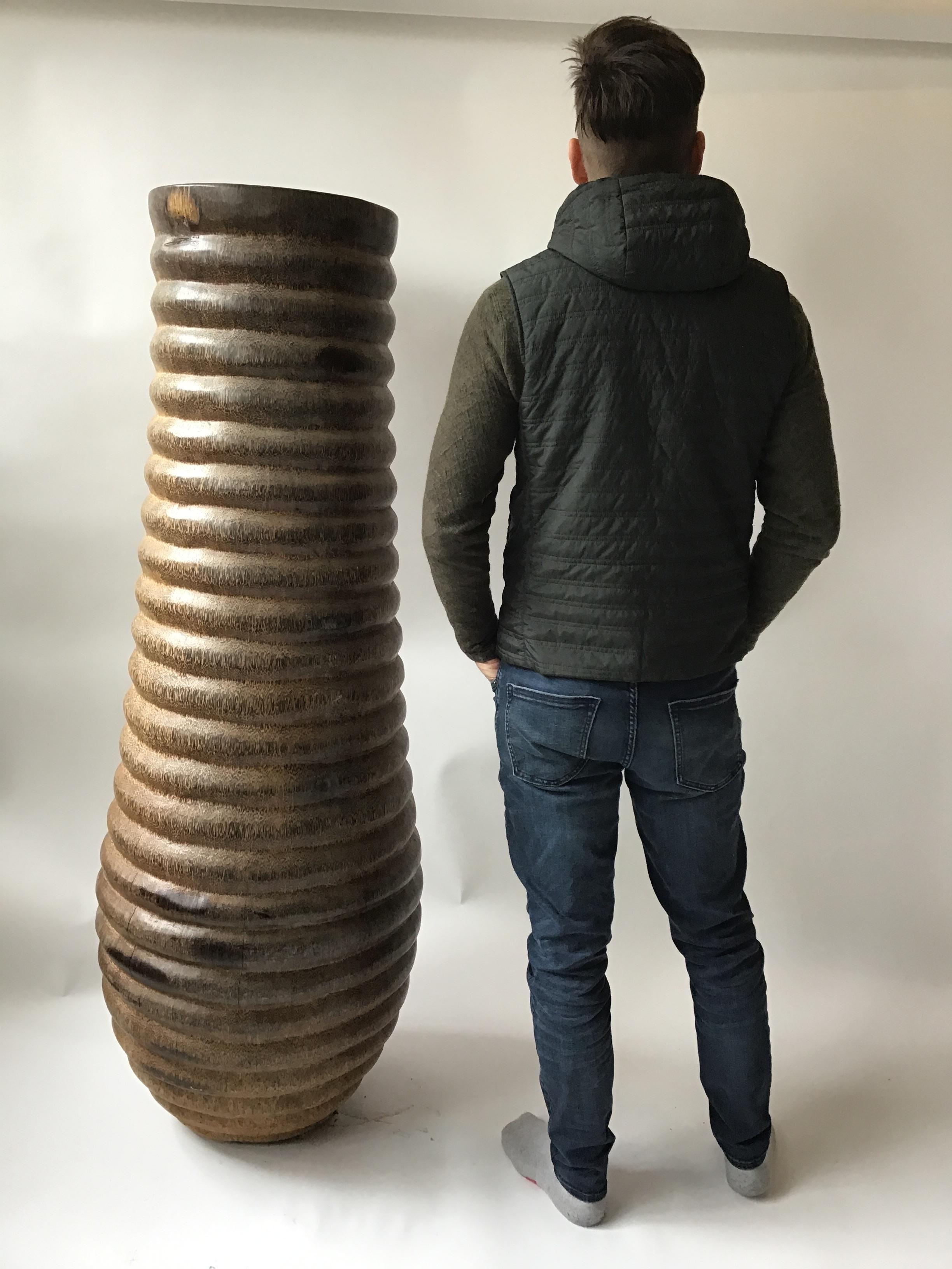 Sehr hohe geschnitzte Vase aus exotischem Holz mit Rippen. Aus einem Stück Holz geschnitzt. Schwer! Aus einem Anwesen in Southampton.