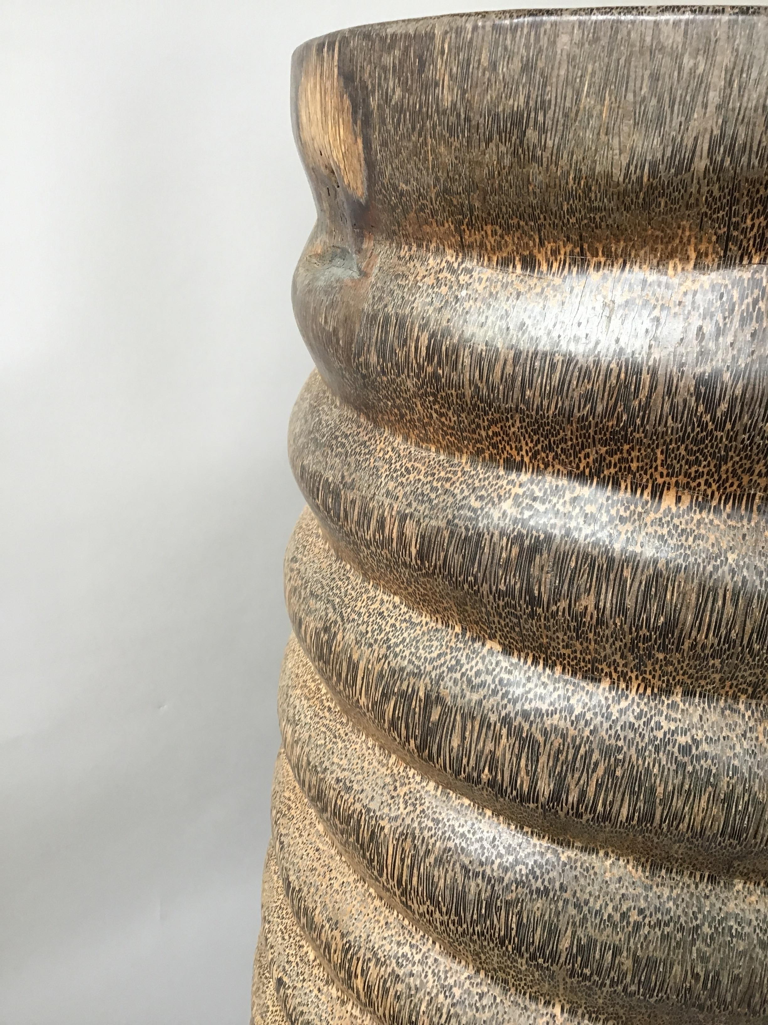 Gigantesque vase à nervures en bois exotique sculpté en vente 1