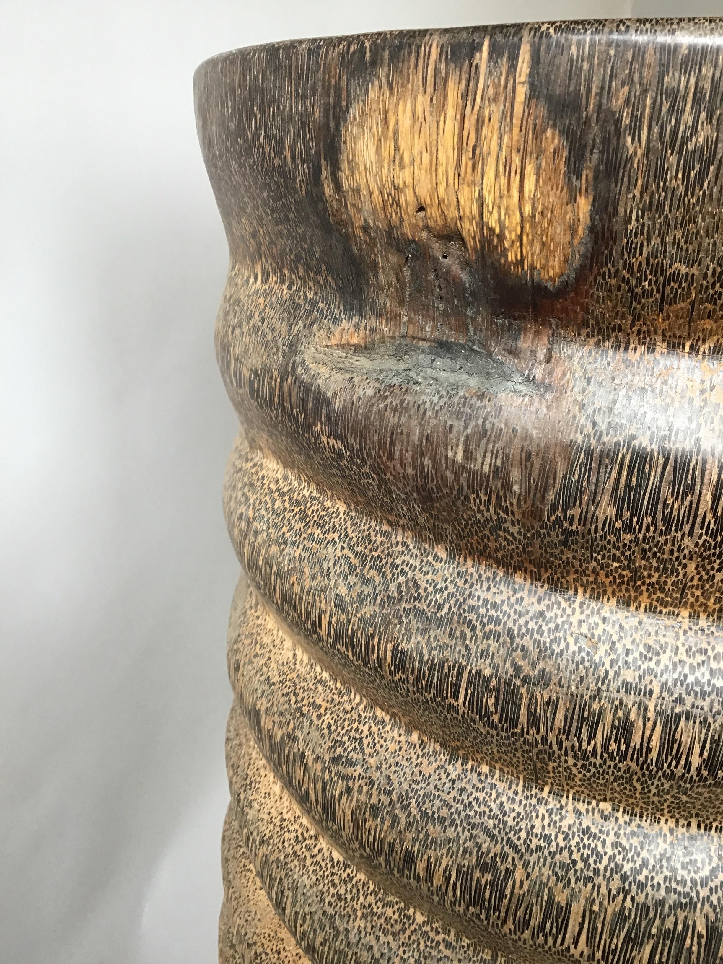 Gigantesque vase à nervures en bois exotique sculpté en vente 2