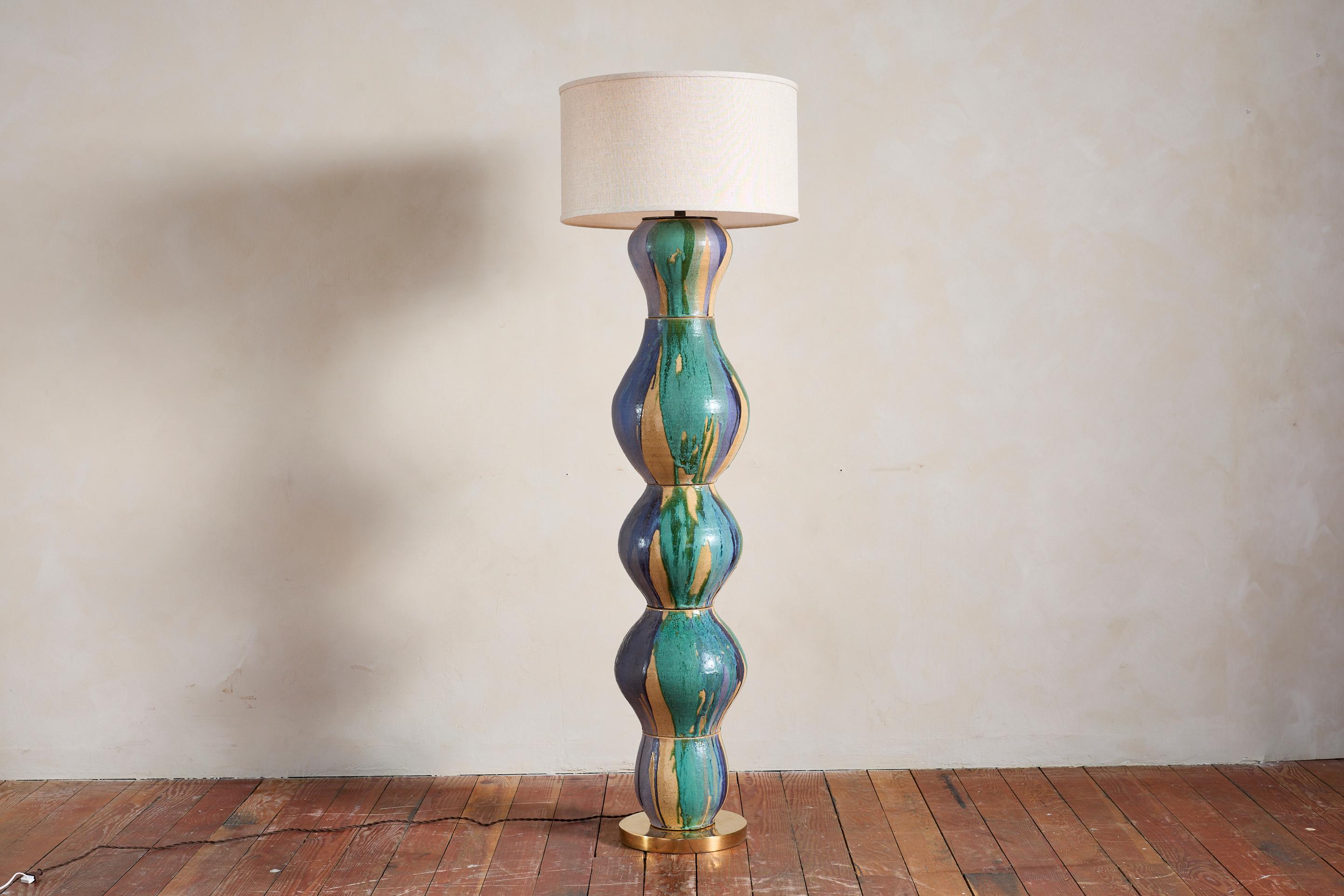 Gigantesca obra escultórica del estimado artista Alex Reed 

Lámpara de pie Totem de esmalte goteado personalizada con una maravillosa forma ondulada 

Base de bronce macizo - recién chapada en latón 

Diseño original para un restaurante