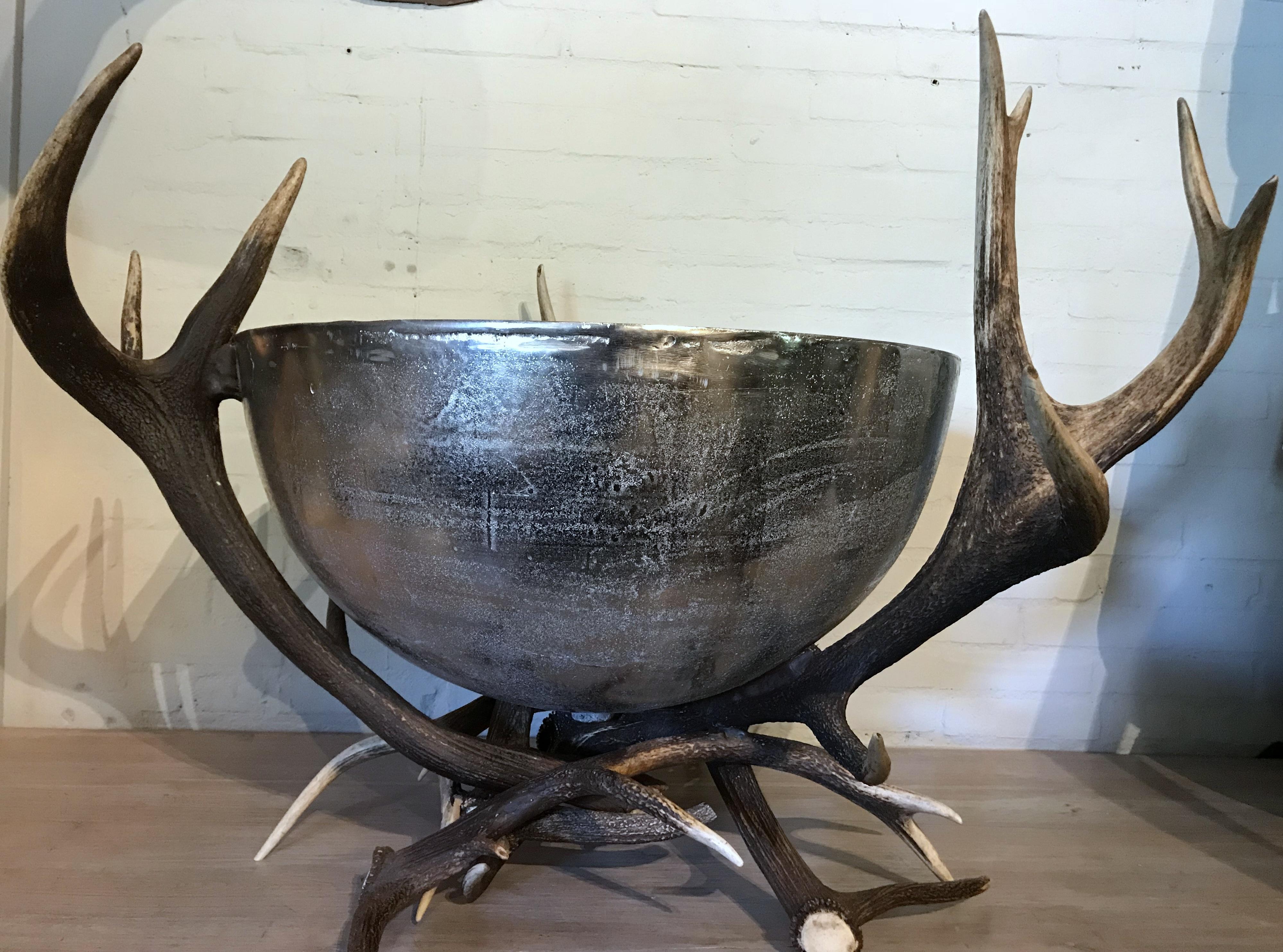 Gigantic champagne cooler made of red deer antler. The bowl is made of robust nickel-plated metal.
Very decorative piece to fill up with ice and bottles of wine or champagne. The bowl has a diameter of 66 cm.