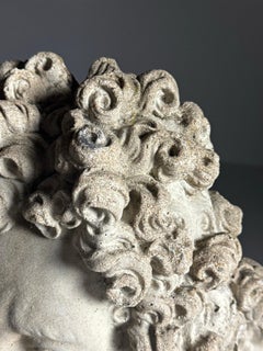 Gigantesco busto in cemento di Luigi XIV