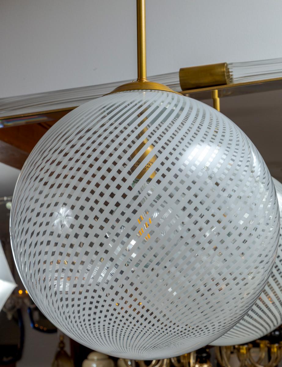 Mid-Century moderno Gigantesca plafoniera a globo di Murano del metà secolo scorso, certificata UL in vendita