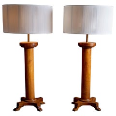 Gigantesque paire de lampadaires italiens avec base sculpturale en chêne, années 1940