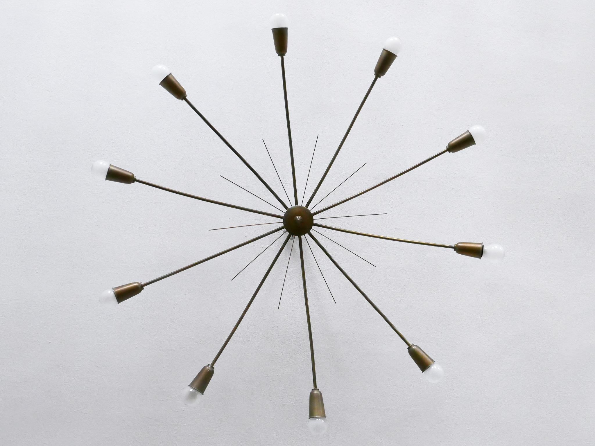 Wunderschöner, gigantischer zehnarmiger Sputnik Modern-Kronleuchter oder Deckenlampe 'Sun' Mod. 5160. Entworfen und hergestellt von J.T. Kalmar, Wien, Österreich, 1950er Jahre.

Ich bitte um Aufmerksamkeit:
Aufgrund der Größe des Geräts wird es für