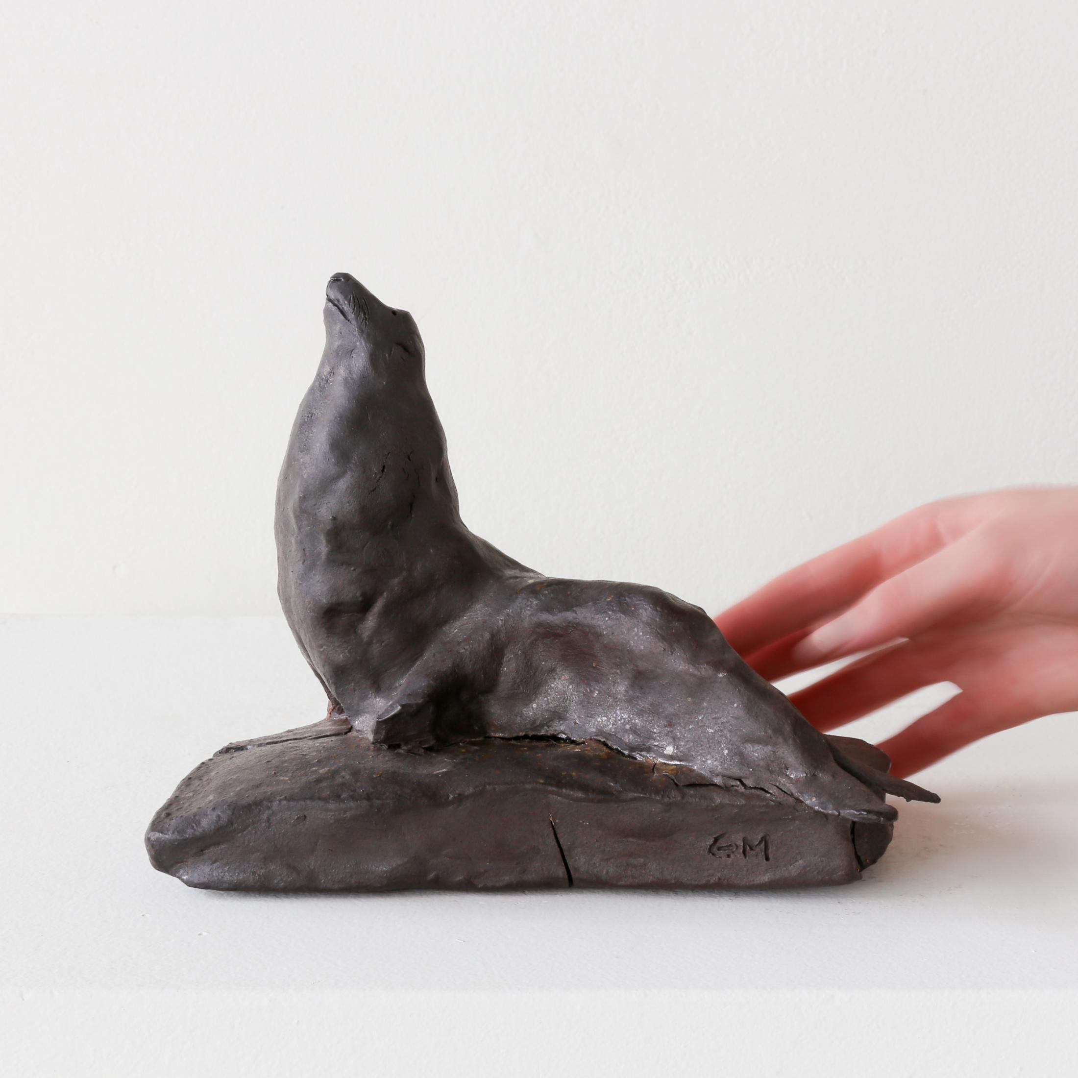 Seelöwenbulle (Schwarz), Figurative Sculpture, von Gigi Mills