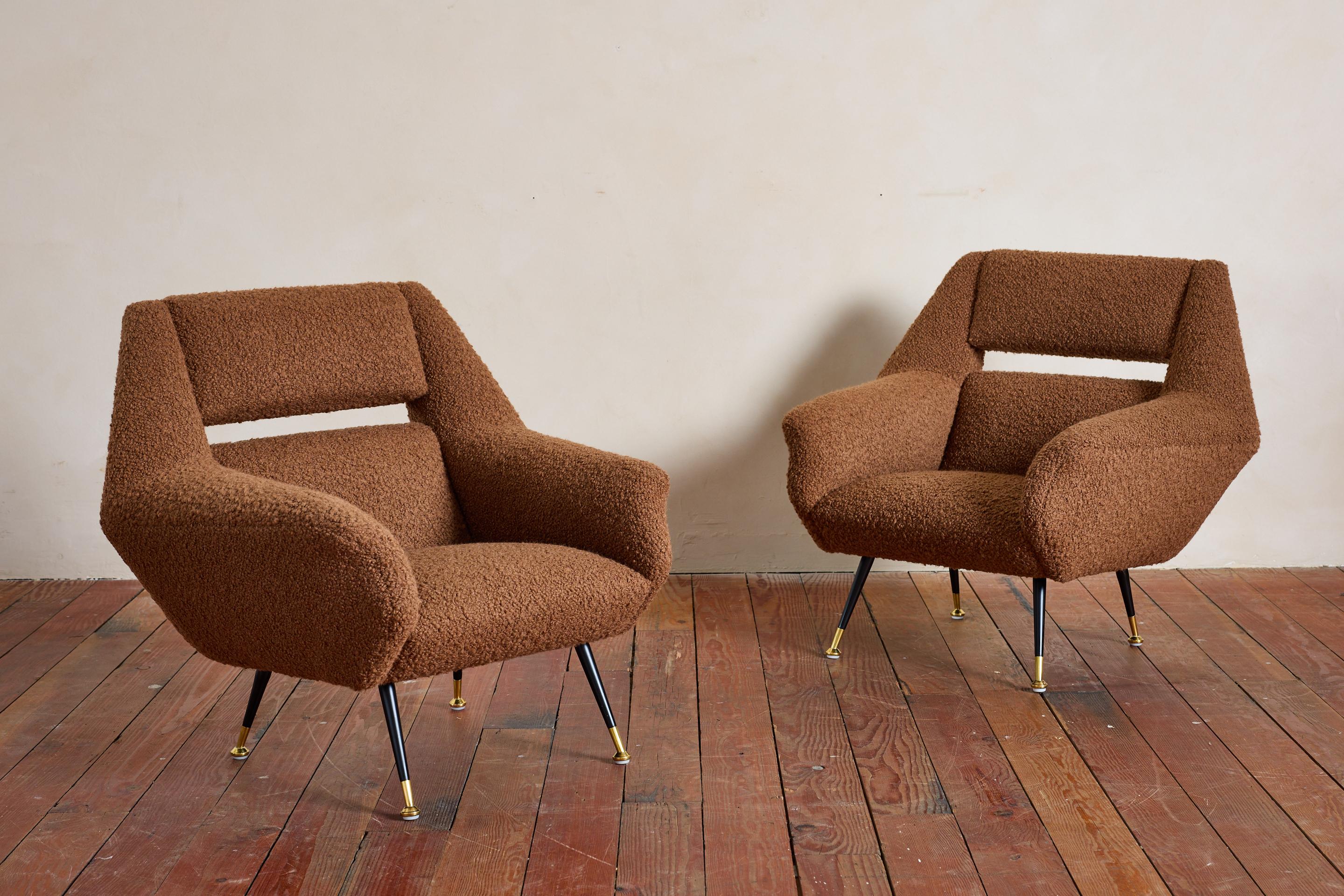 Elegante pareja de sillones Gigi Radice para Minotti - Italia, años 50

Recién tapizado en boucle de lana belga en marrón chocolate

Patas originales de hierro negro y pies de latón.

Gran escala. 