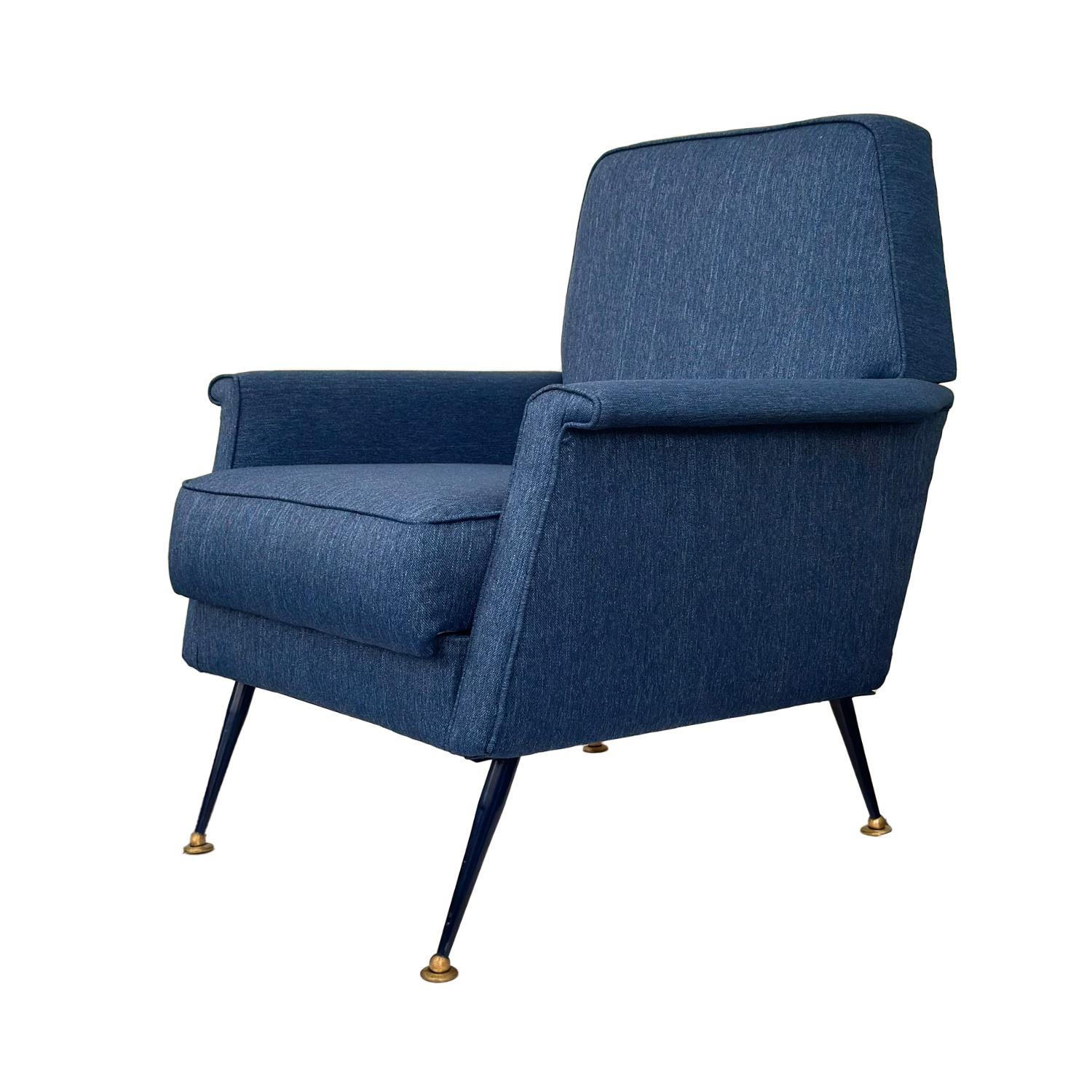 Ce fauteuil chic récemment tapissé de lin bleu est attribué à l'architecte et designer Louigi 