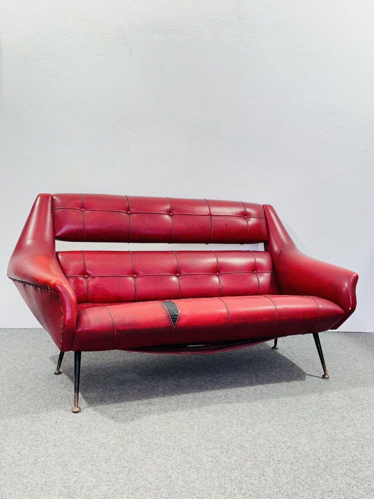 Canapé deux places Gigi Radice Mid-Century Design 1950's Modern.

Cadre en bois, revêtement en cuir.

L'article, à l'exception de la tapisserie, est en bon état de conservation, il n'y a pas de défauts structurels à signaler. (Voir