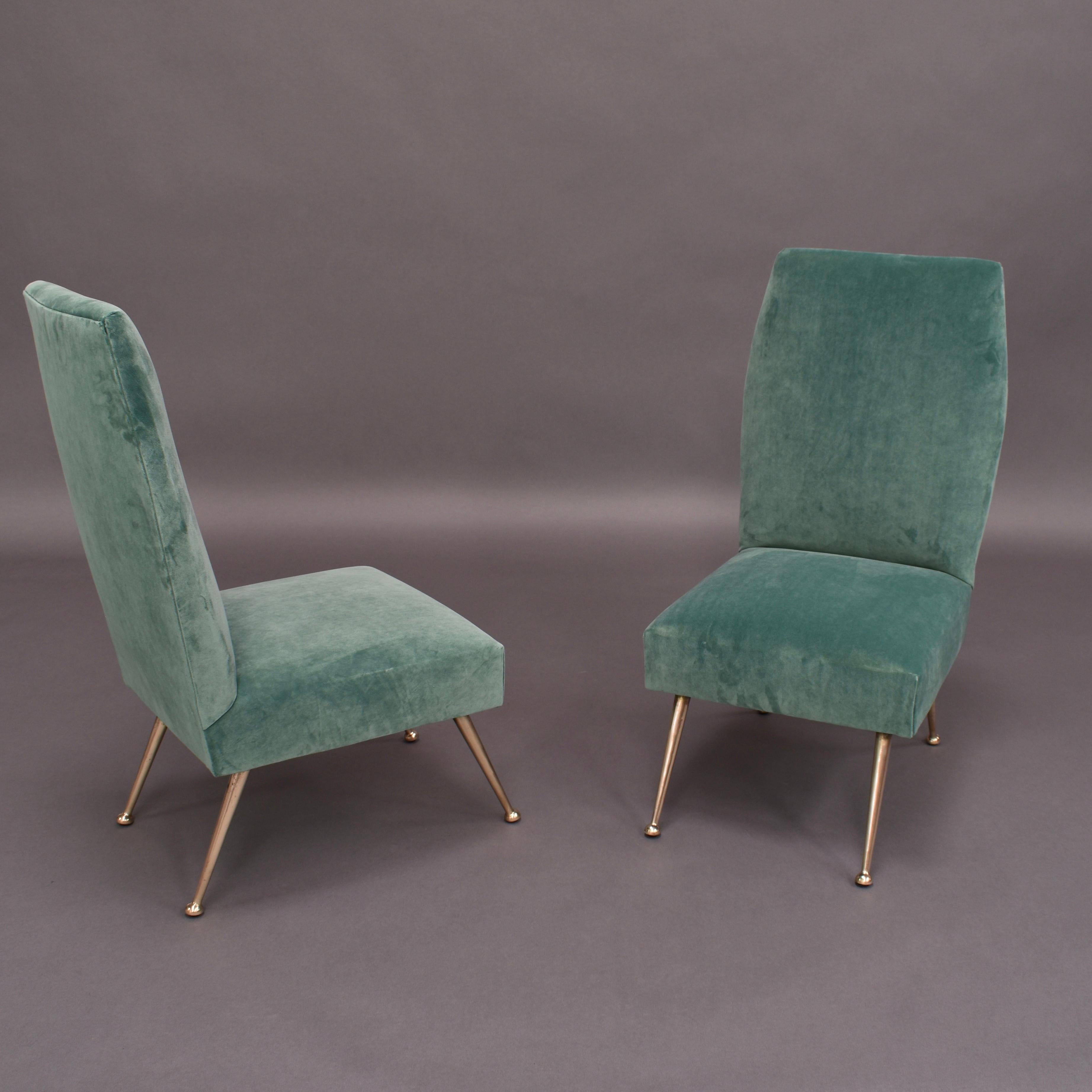 Amazing elegant and trendy pair of side chairs by Gigi Radice for Minotti, Italy, 1950s.
The chairs have been reupholstered in a new velvet fabric by Chivasso (JAB). The chairs have been used for the 2020 marketing images of Chivasso, so this is a