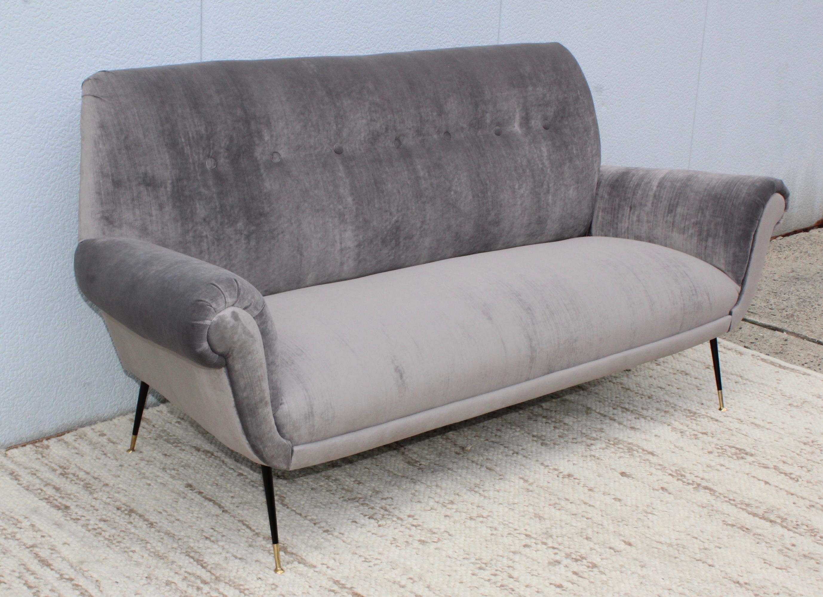 Gigi Radice Gray Velvet Sofa (Moderne der Mitte des Jahrhunderts)