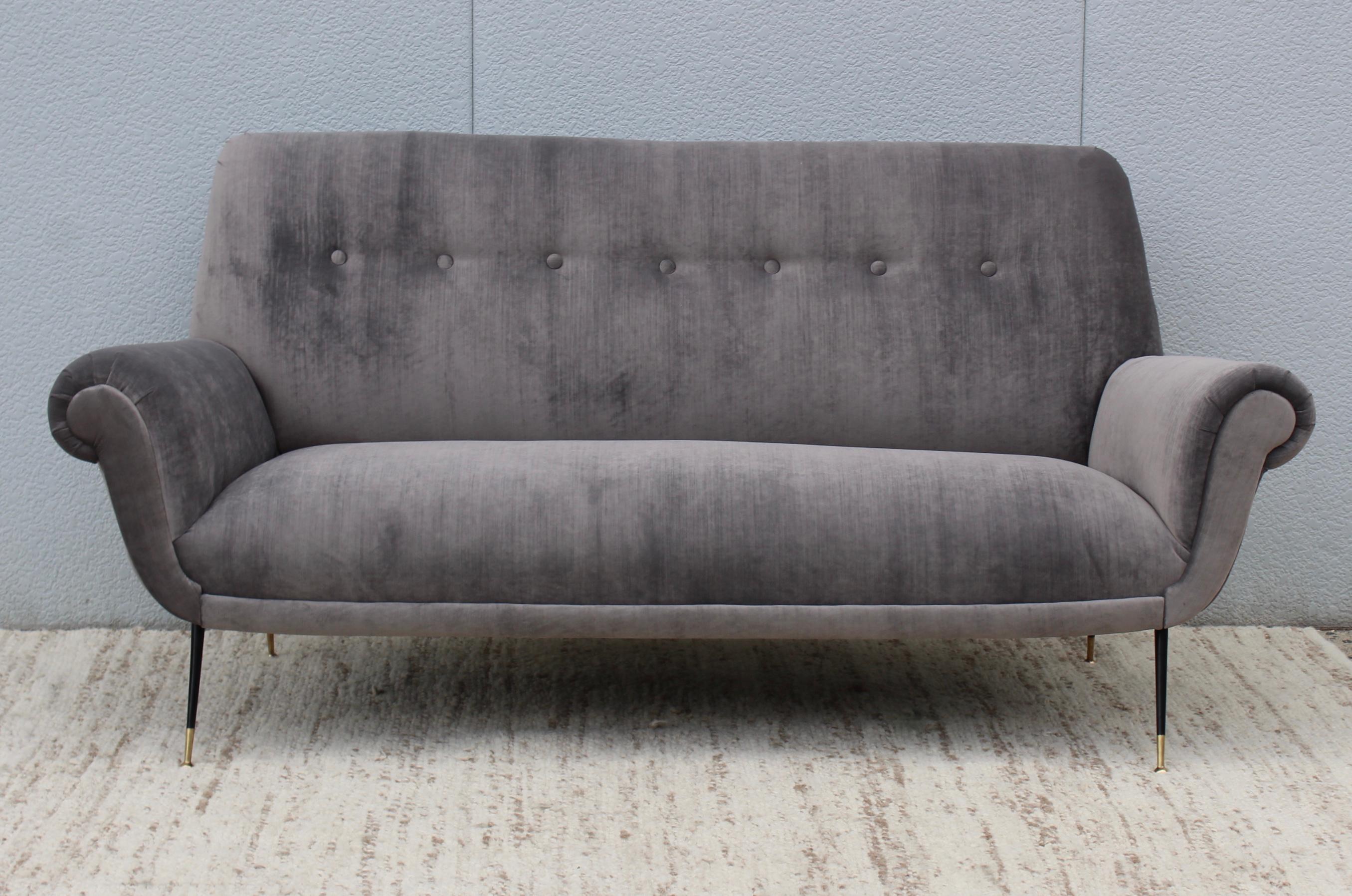 Gigi Radice Gray Velvet Sofa (Italienisch)