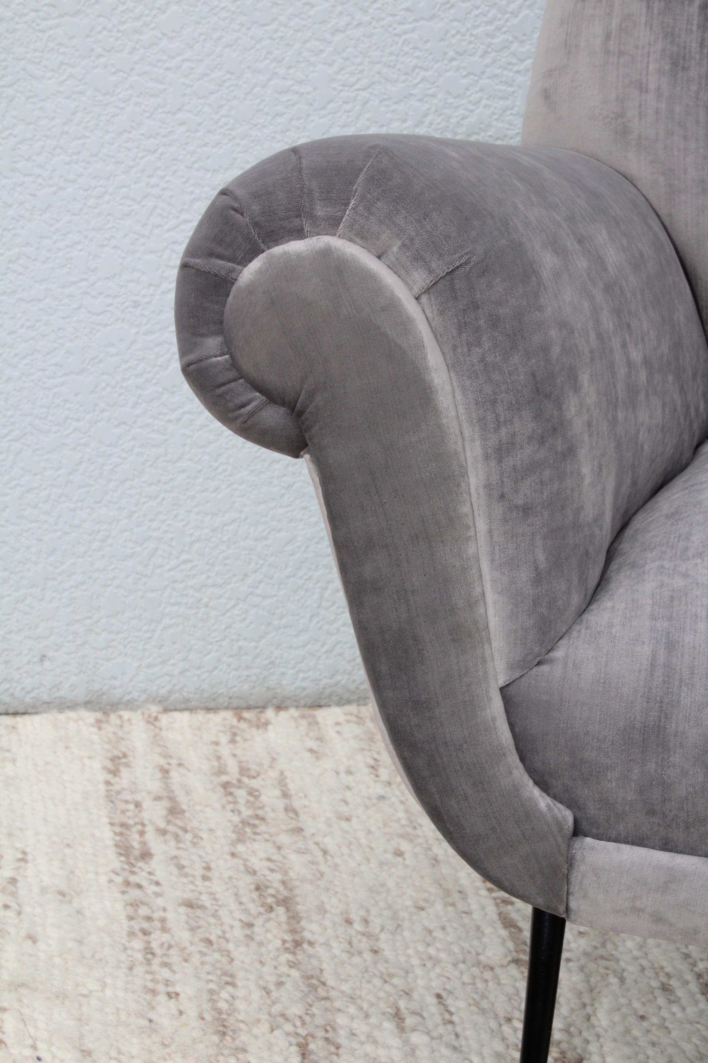 Gigi Radice Gray Velvet Sofa (Mitte des 20. Jahrhunderts)