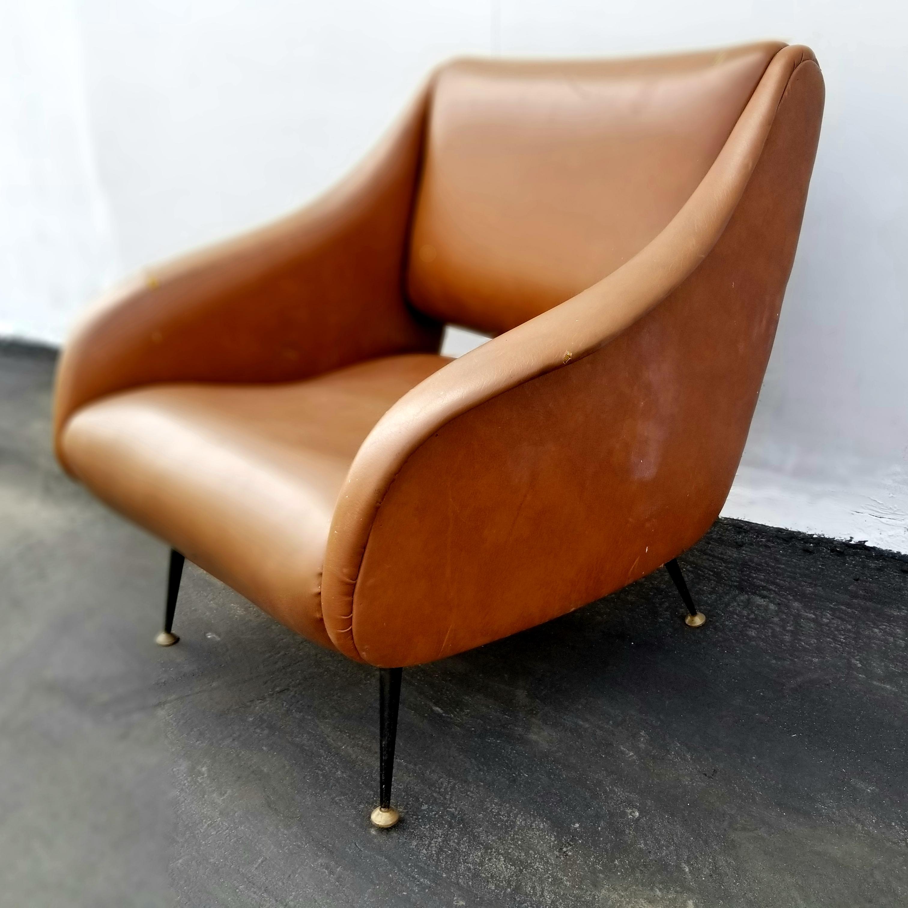 La chaise italienne Gigi Radice est recouverte de cuir et de bouclette.  La photo originale montre l'aspect de la chaise avant le rembourrage.
 
