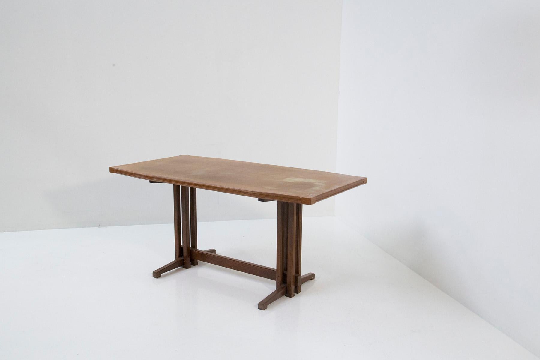 Dans le calme des années 1950, GiGI Radice a créé une table de salle à manger qui est devenue depuis un chef-d'œuvre intemporel : une symphonie de bois qui résonne avec l'âme d'un design essentiel. Contemplez une création où la forme danse avec la