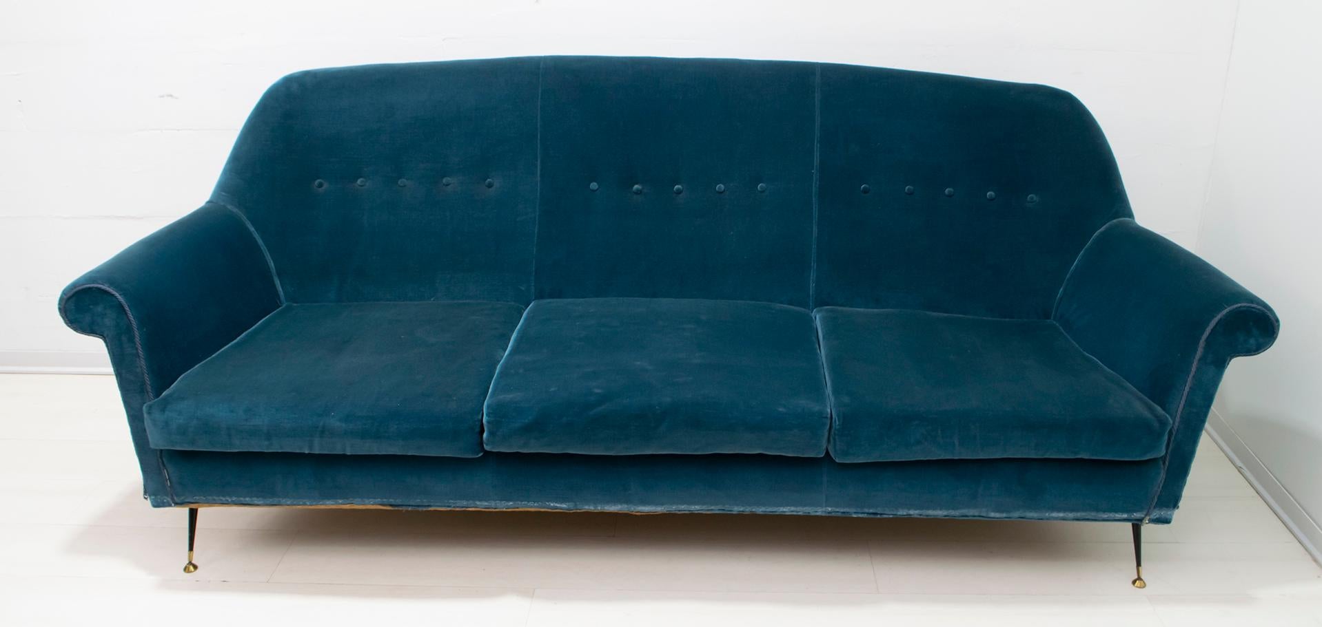 Canapé conçu par Gigi Radice pour Minotti. Structure en bois massif, revêtement en velours bleu et pieds en laiton et métal laqué noir. Il est recommandé de remplacer la doublure, comme le montre la photo, si elle est usée.
