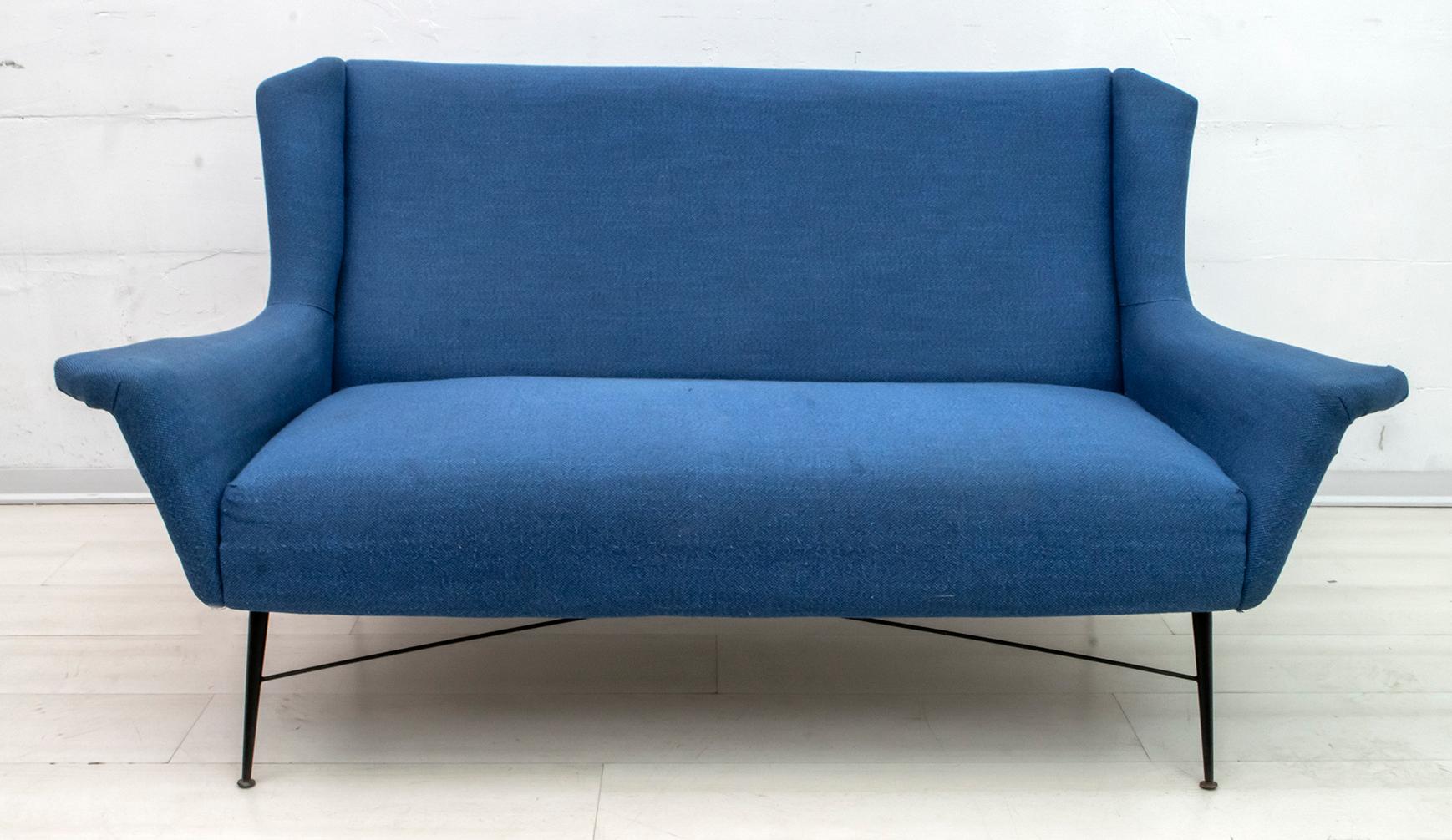 Sofa designed by Gigi Radice for Minotti. Made with solid wood structure and upholstery in blue fabric and legs in black lacquered metal. It is recommended to redo the coating.