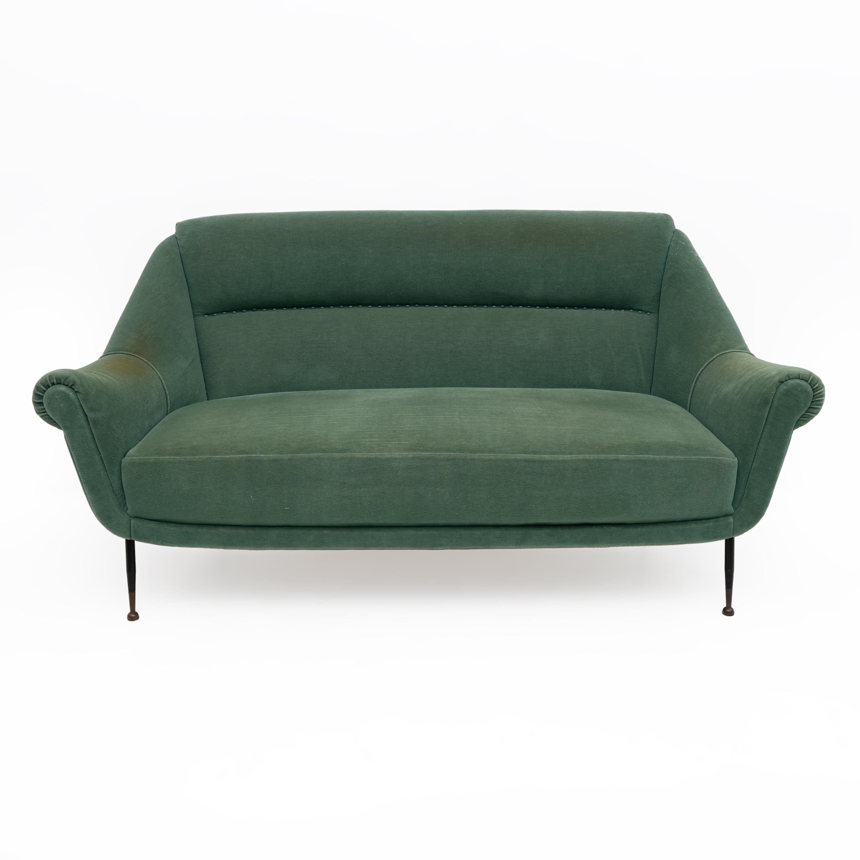 Divano disegnato da Gigi Radice per Minotti. Realizzato con una struttura in legno massiccio e un'imbottitura in velluto verde, gambe in ottone e metallo laccato nero. Si consiglia di sostituire la tappezzeria usurata, come mostrato nella foto.
