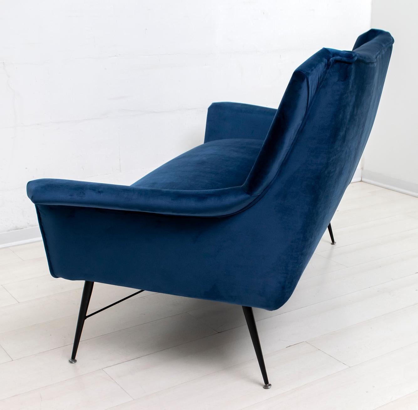 Velvet Gigi Radice Mid-Century Modern Italian Sofa for Minotti, 1950s For Sale