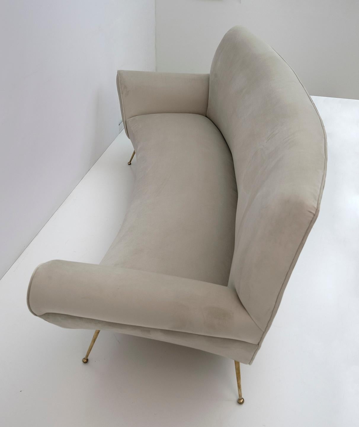 Gigi Radice Mid-Century Modern Italian Velvet Curved Sofa for Minotti, 1950s For Sale 5