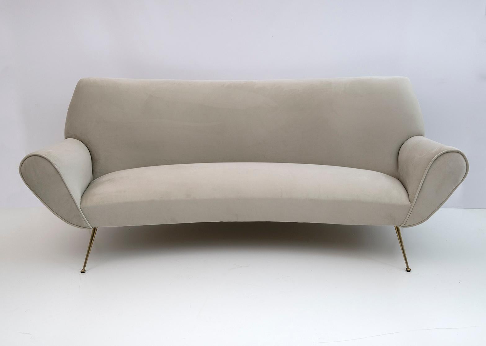 Divano disegnato da Gigi Radice per Minotti. Realizzato con una struttura in legno massiccio, un'imbottitura in velluto avorio e gambe in ottone lucido. Il divano è autentico, solo la tappezzeria è stata sostituita.