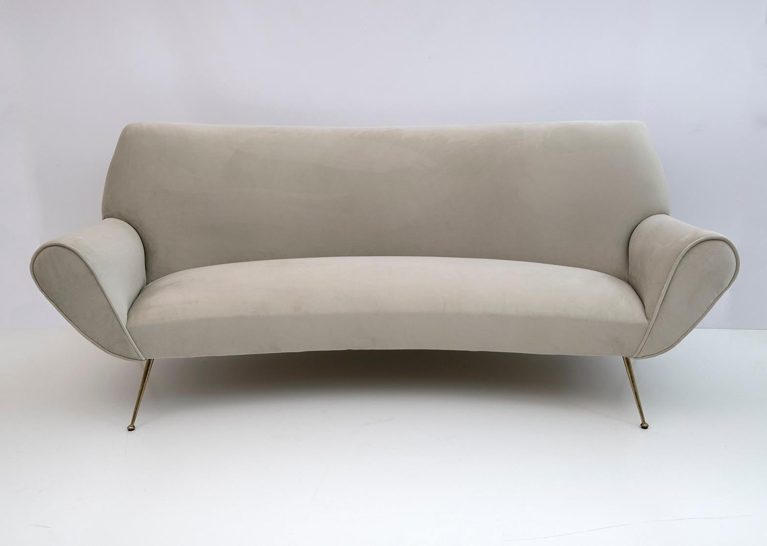 Canapé conçu par Gigi Radice pour Minotti. Fabriqué avec une structure en bois massif, un revêtement en velours ivoire et des pieds en laiton poli. Le canapé est authentique, seule la tapisserie a été remplacée.