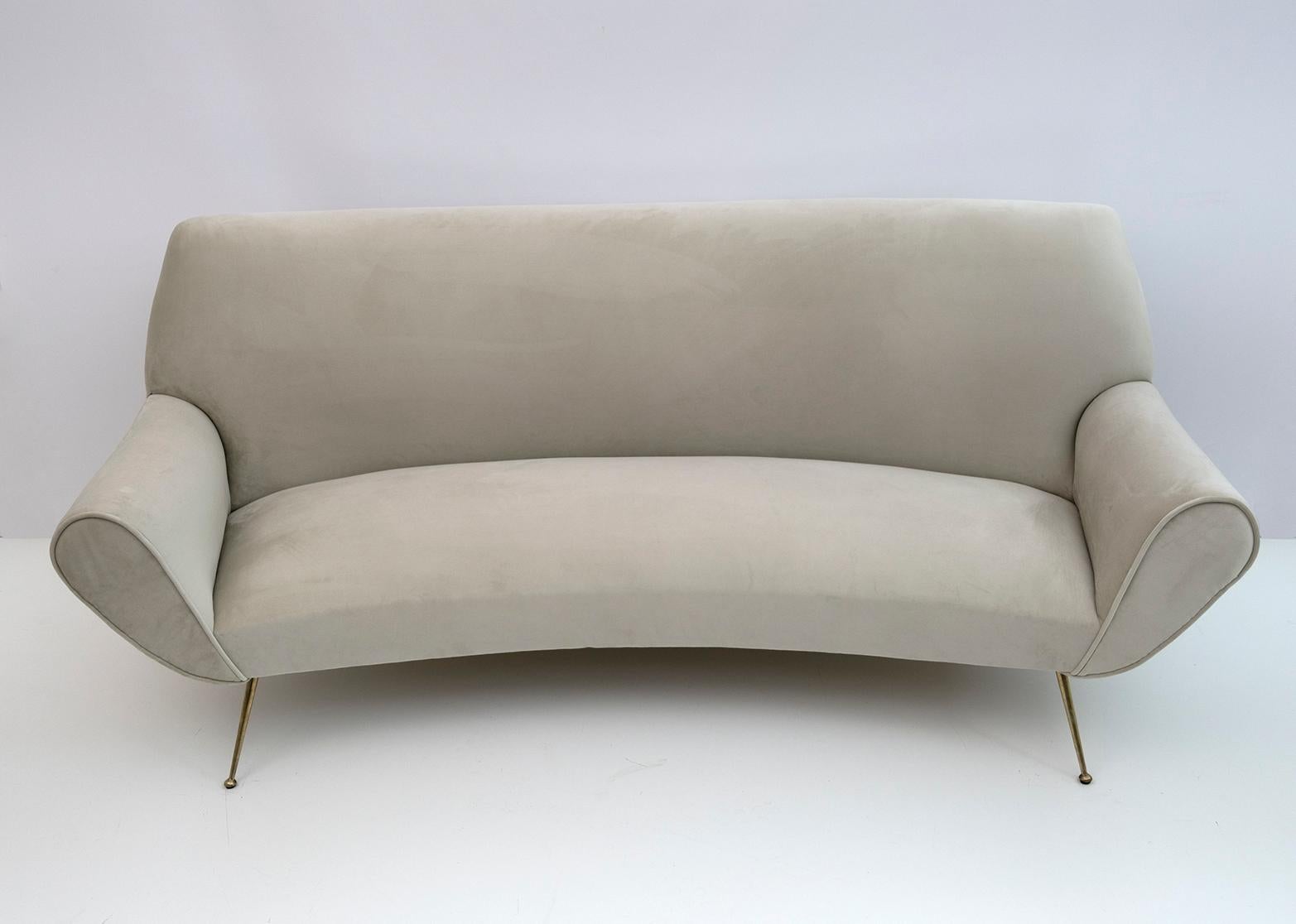 Gigi Radice Mid-Century Modern Italian Velvet Curved Sofa for Minotti, 1950s In Good Condition For Sale In Puglia, Puglia