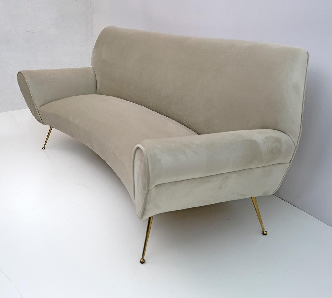 Gigi Radice Canapé en velours italien moderne du milieu du siècle pour Minotti, années 1950 en vente 1