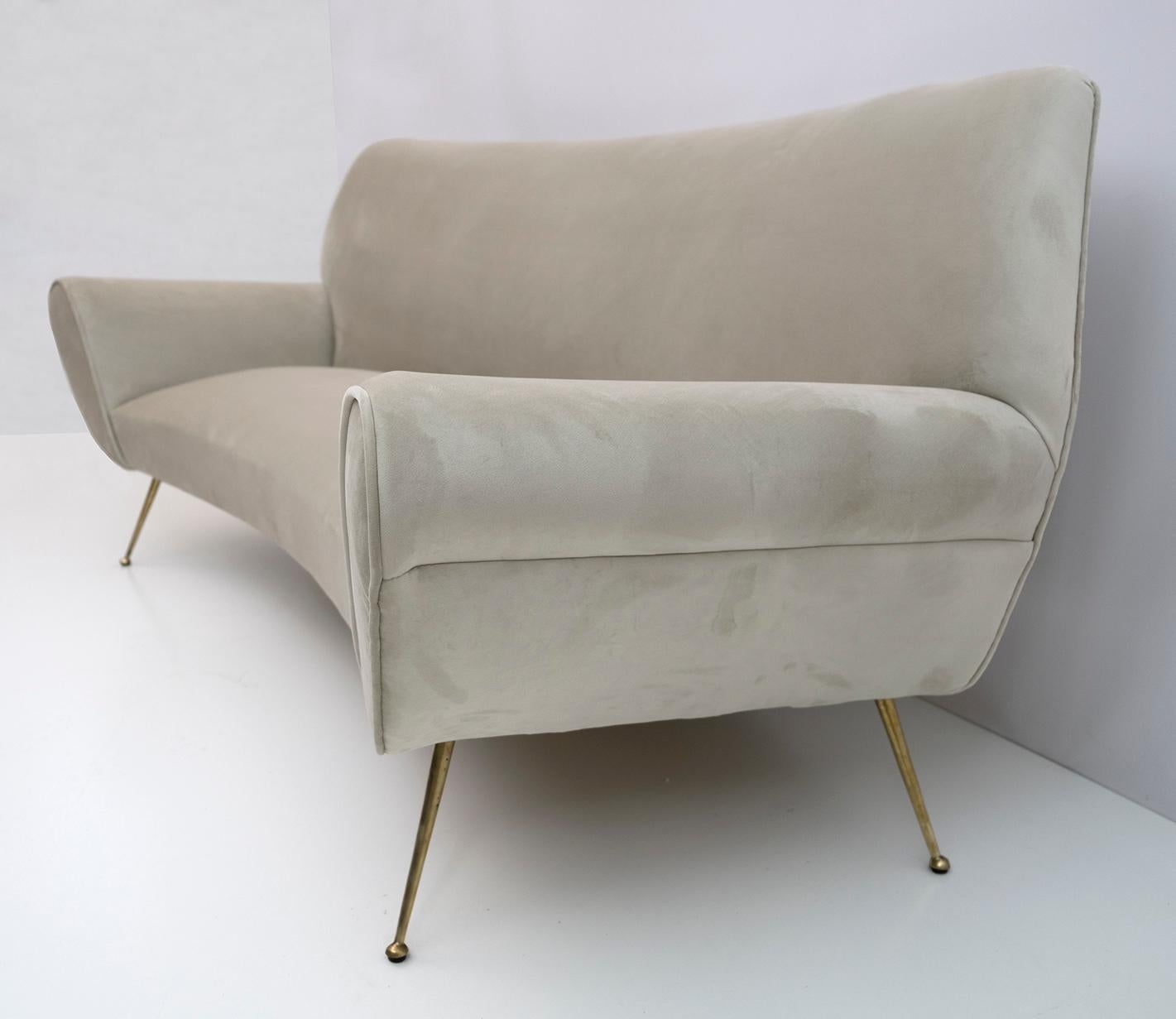 Gigi Radice Mid-Century Modern Italian Velvet Curved Sofa for Minotti, 1950s For Sale 2
