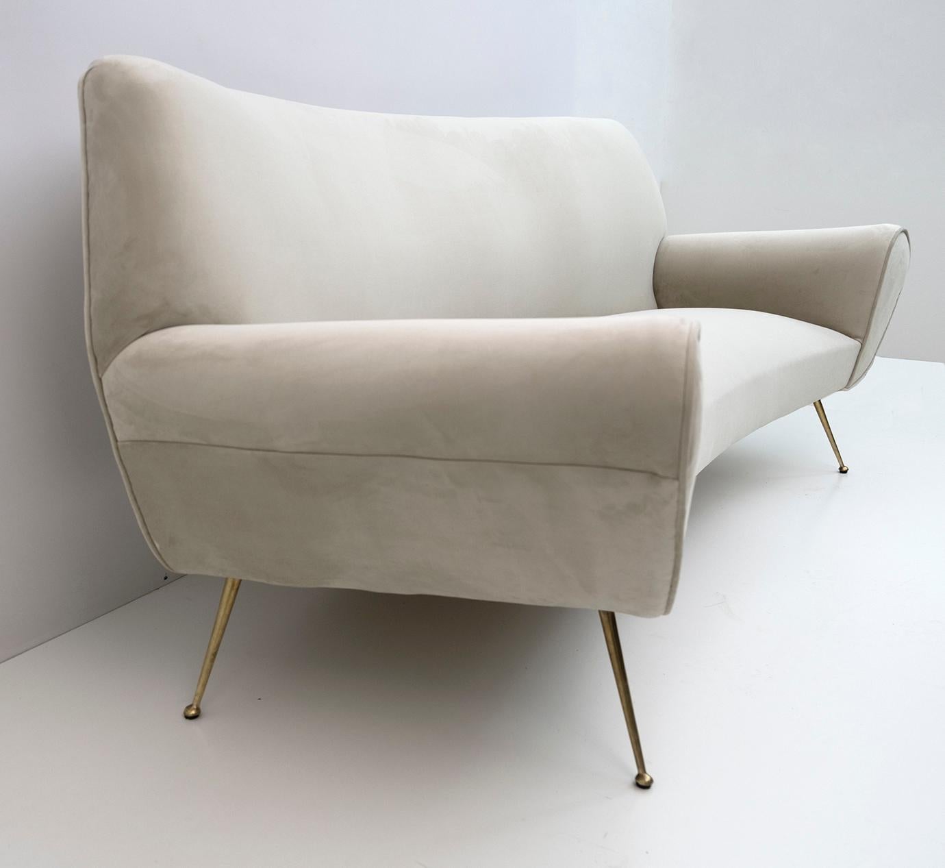 Gigi Radice Mid-Century Modern Italian Velvet Curved Sofa for Minotti, 1950s For Sale 3