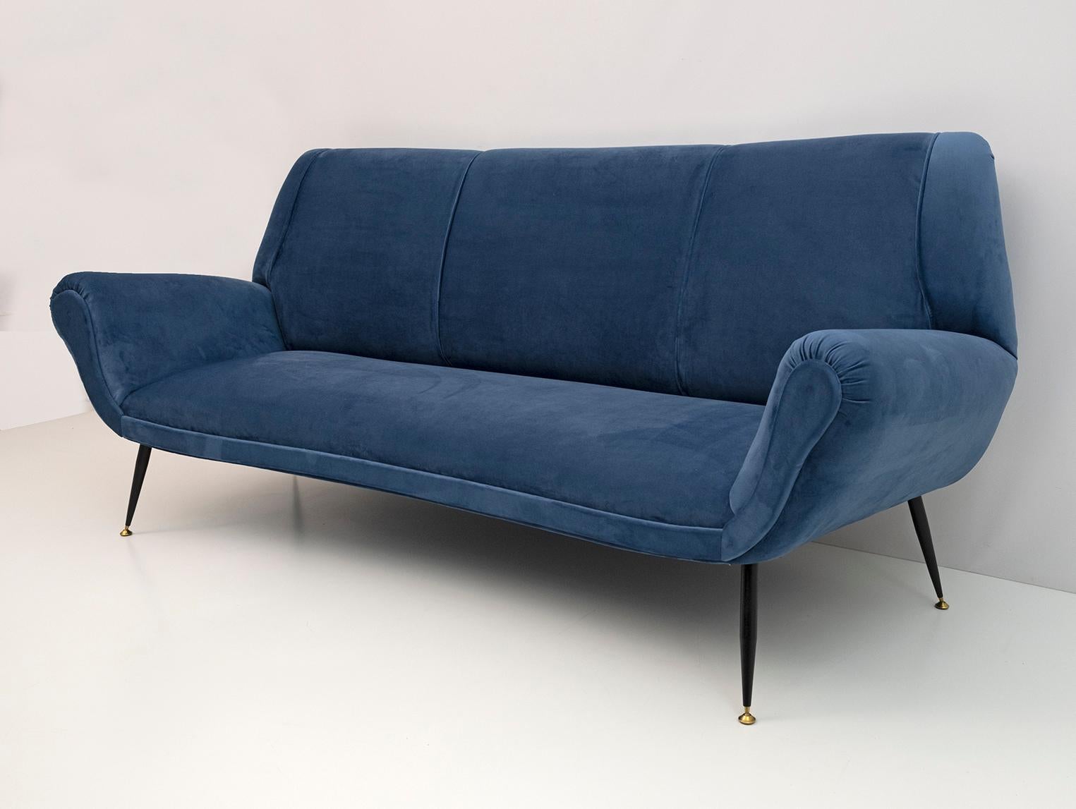 Mid-Century Modern Gigi Radice canapé incurvé en velours italien de style mi-siècle moderne pour Minotti, années 50