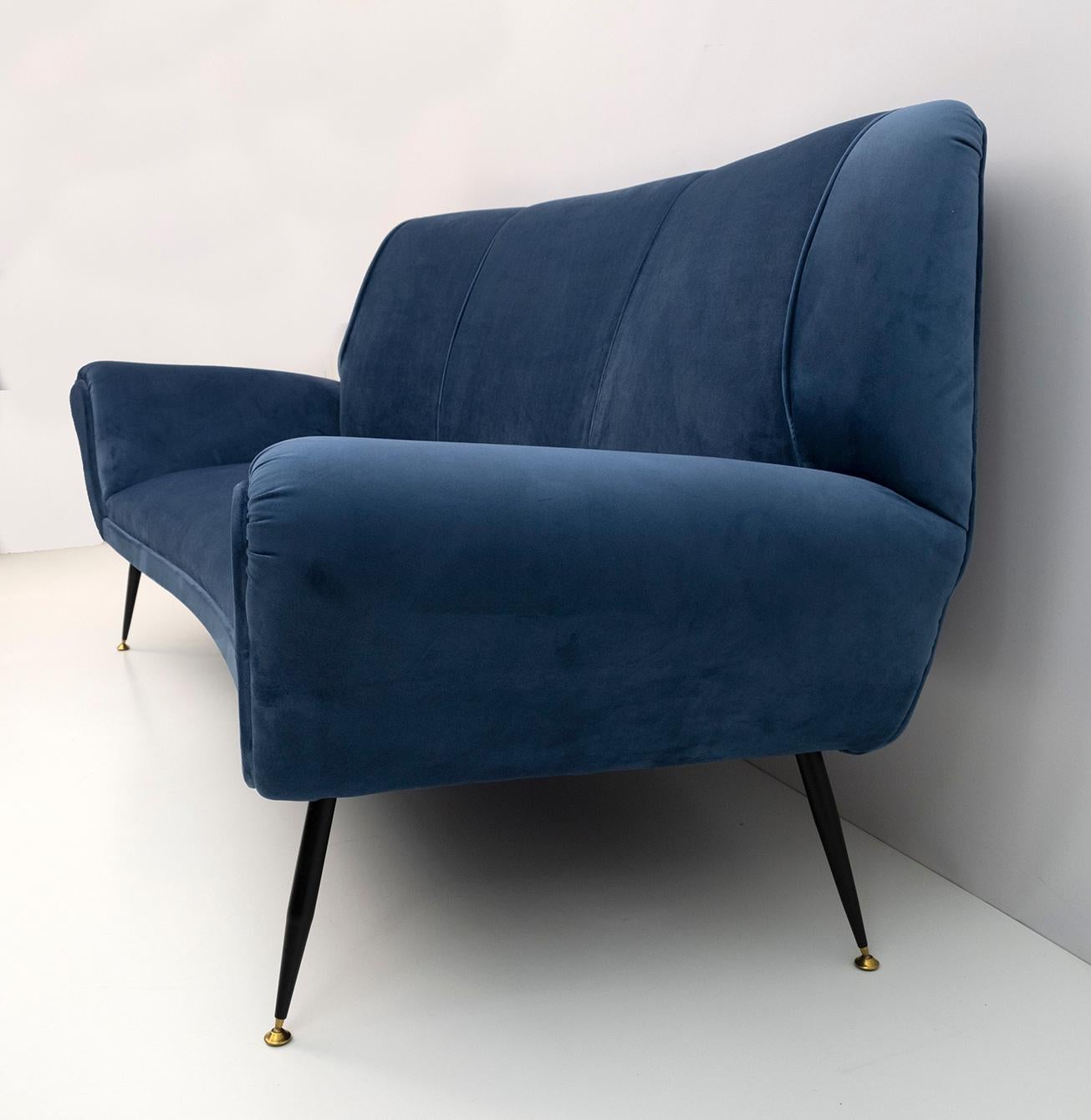 Gigi Radice Mid-Century Modern Italian Velvet Curved Sofa for Minotti, 50s 2