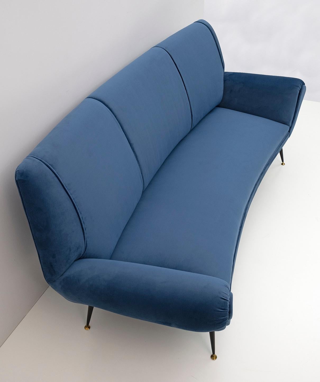 Gigi Radice Mid-Century Modern Italian Velvet Curved Sofa for Minotti, 50s 4