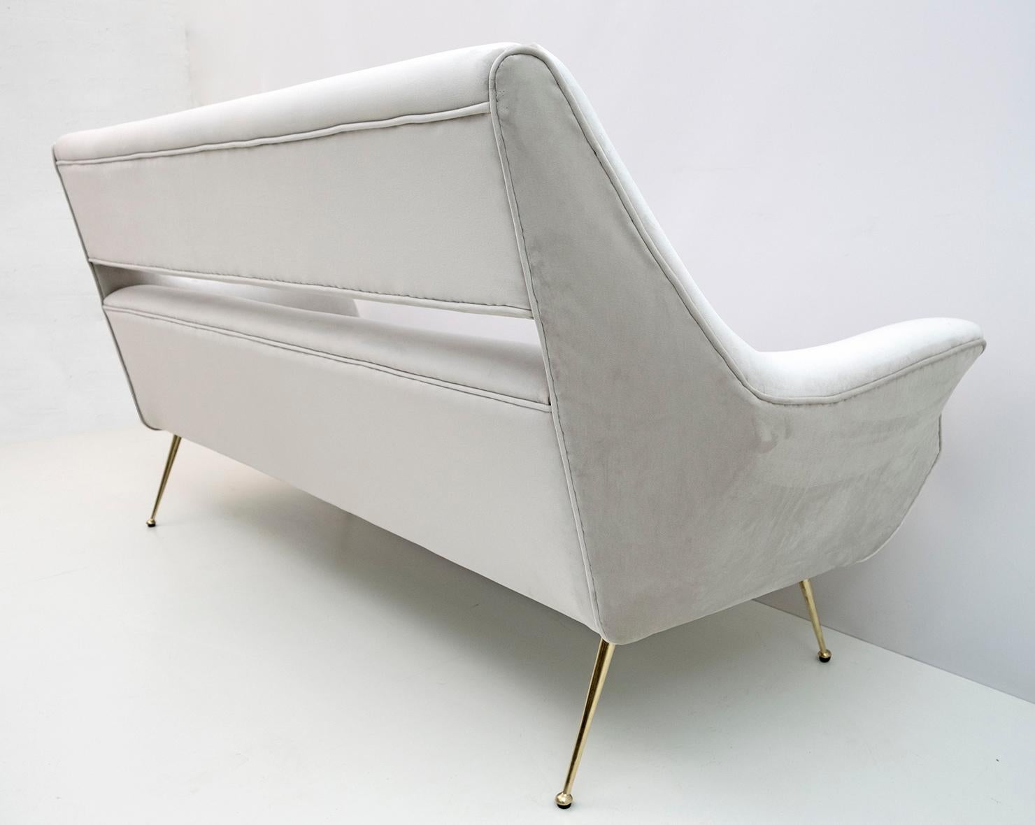 Gigi Radice Mid-Century Modern Italian Velvet Sofa for Minotti, 1950s For Sale 5
